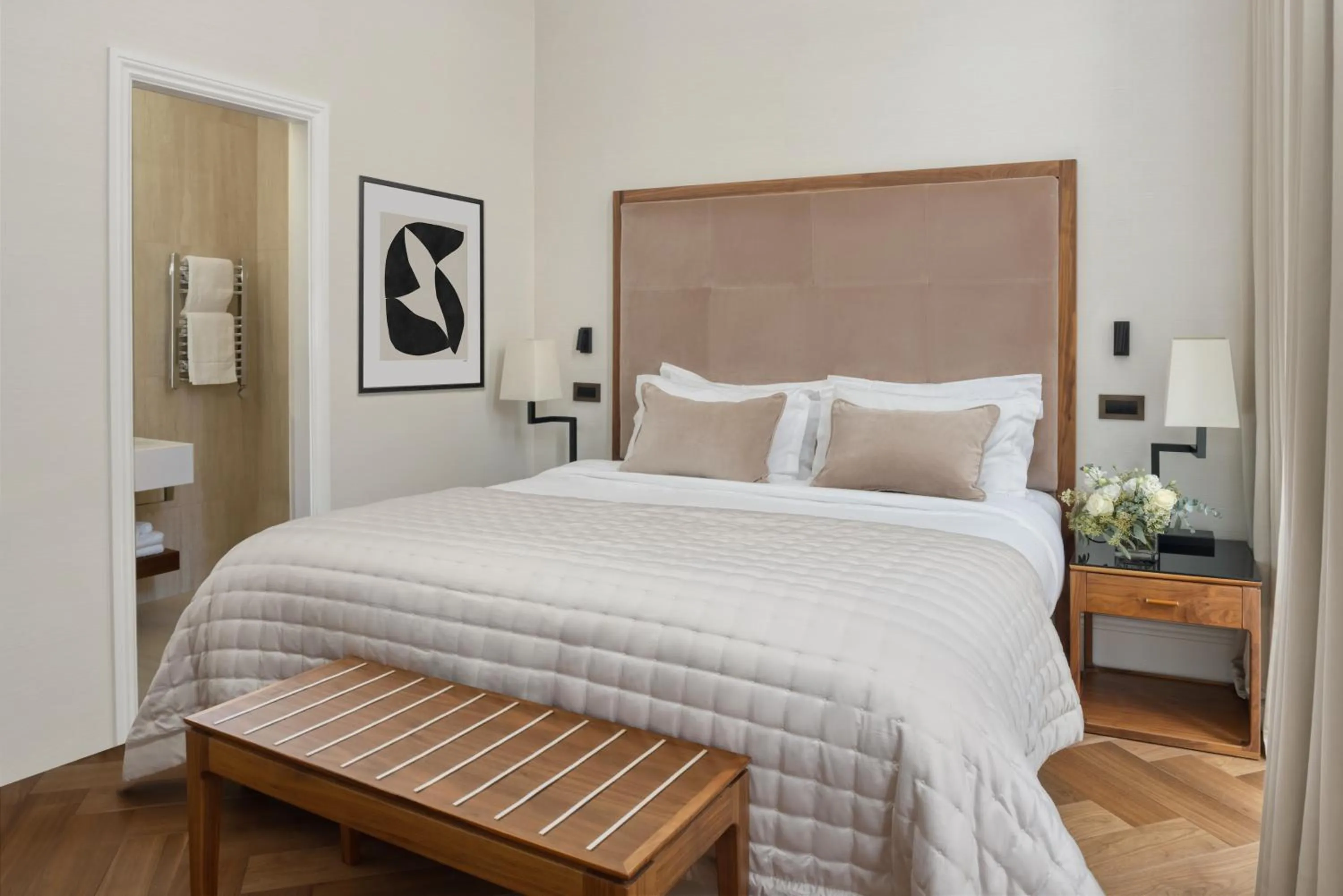 Photo of the whole room, Bed in The Queens Gate Hotel