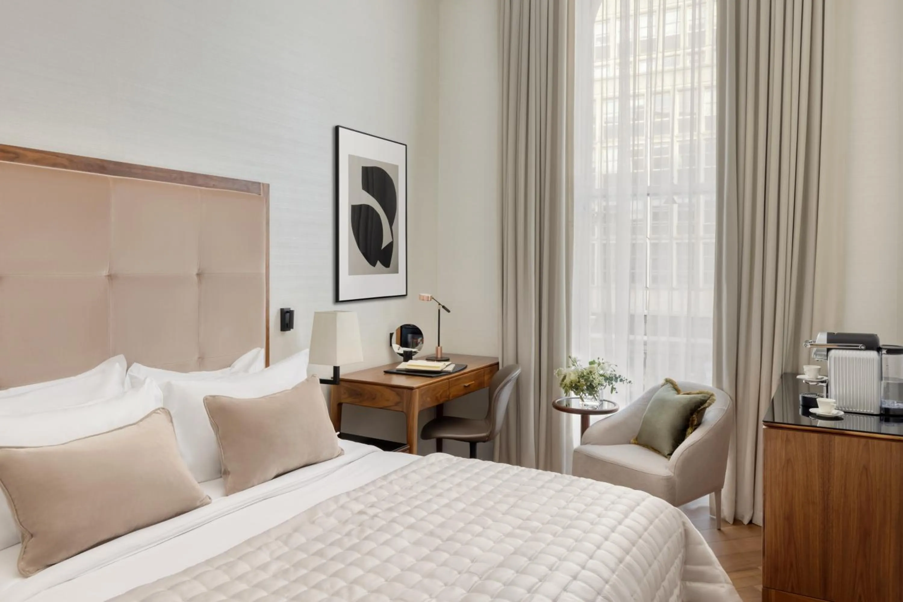 Bed in The Queens Gate Hotel