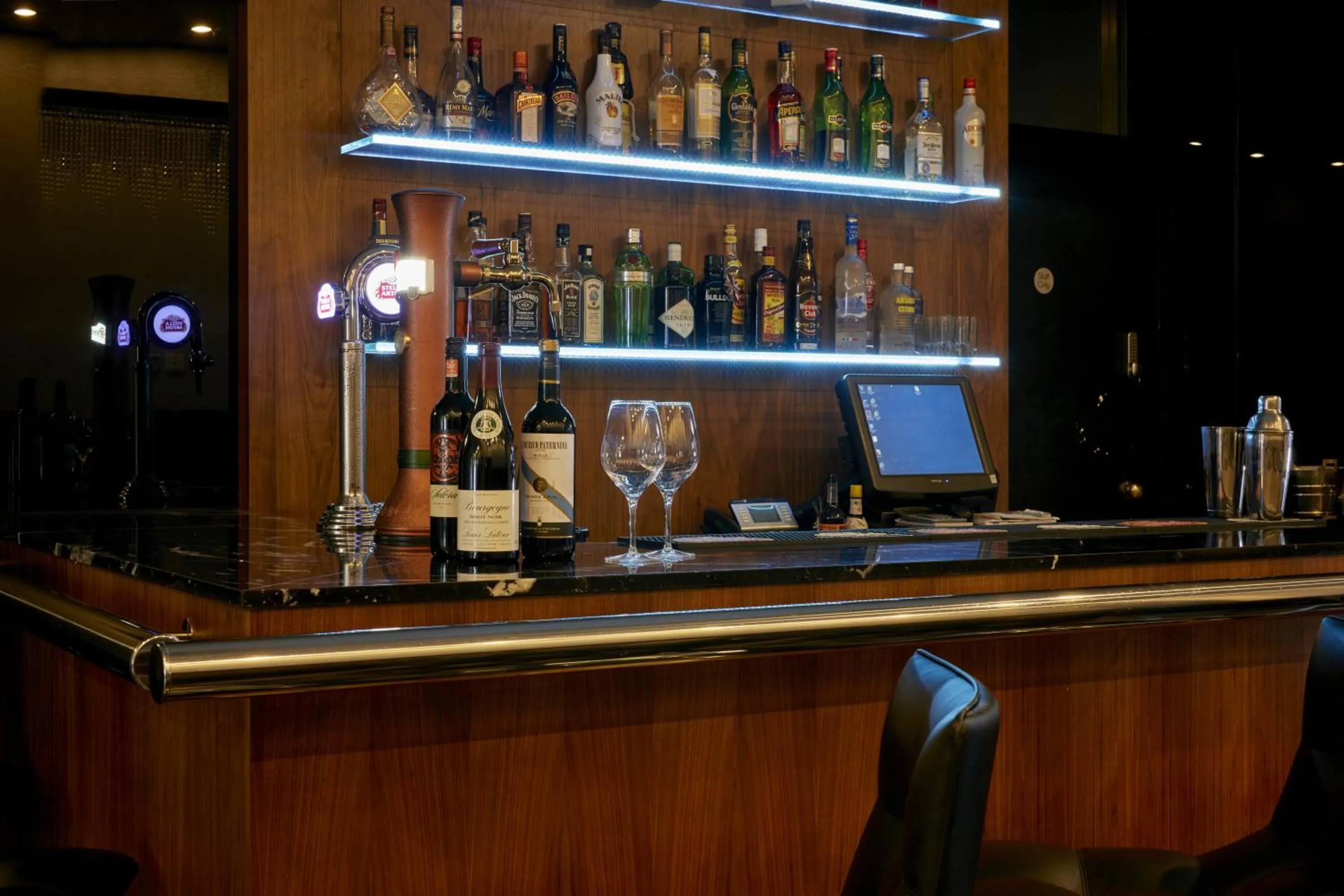 Lounge or bar in The Queens Gate Hotel