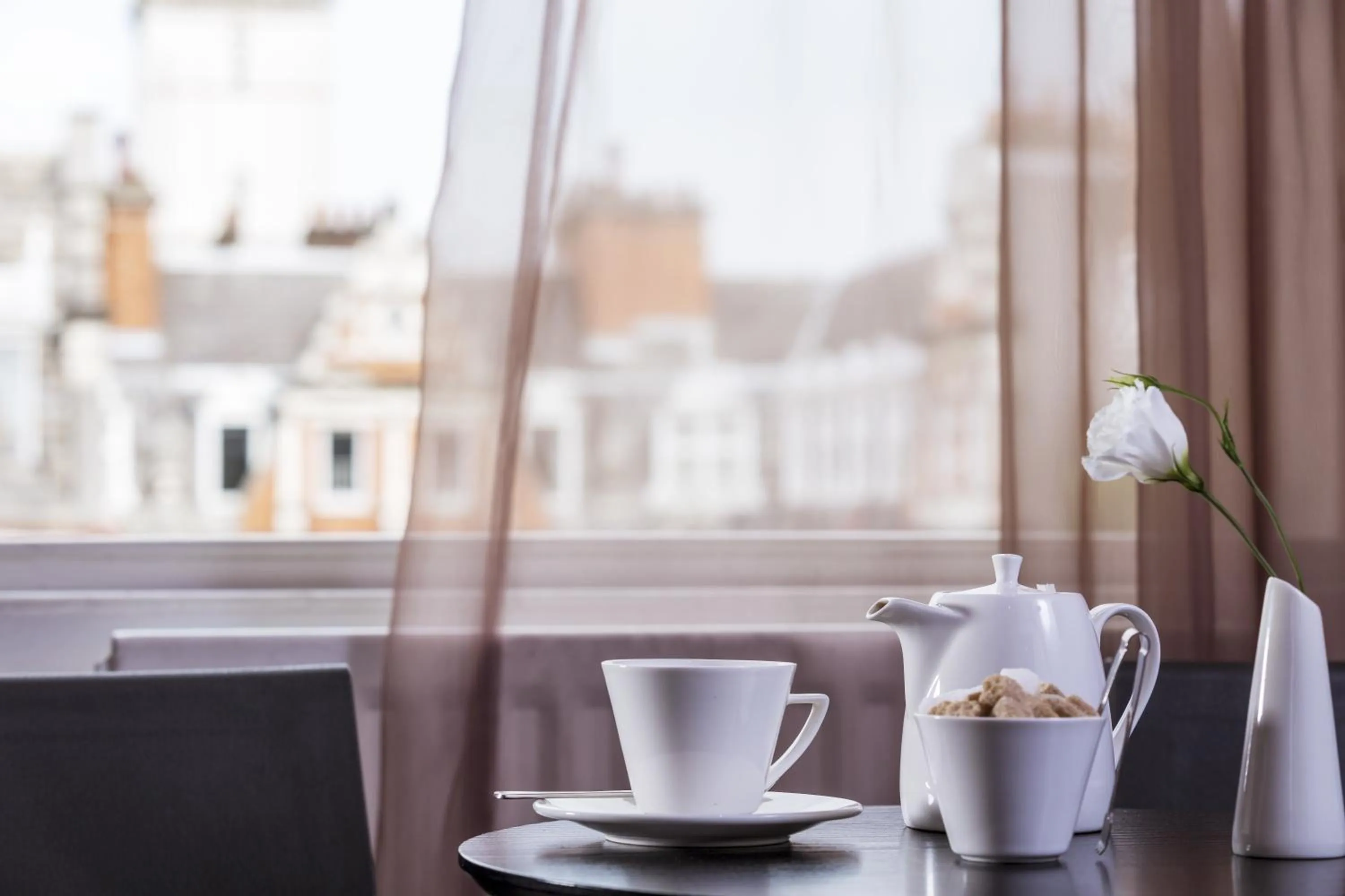Coffee/tea facilities in The Queens Gate Hotel