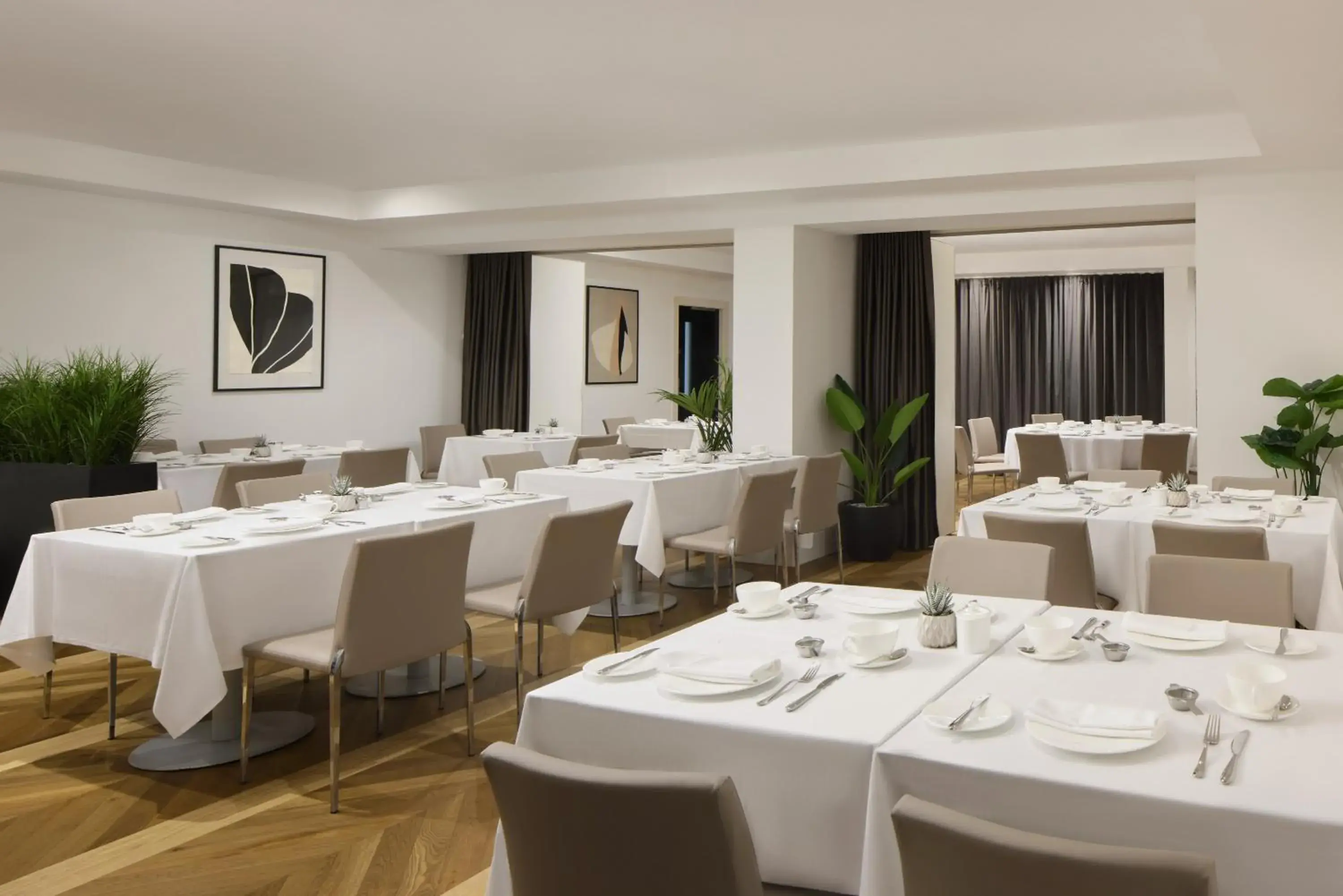 Restaurant/places to eat in The Queens Gate Hotel Restaurant/places to eat in The Queens Gate Hotel