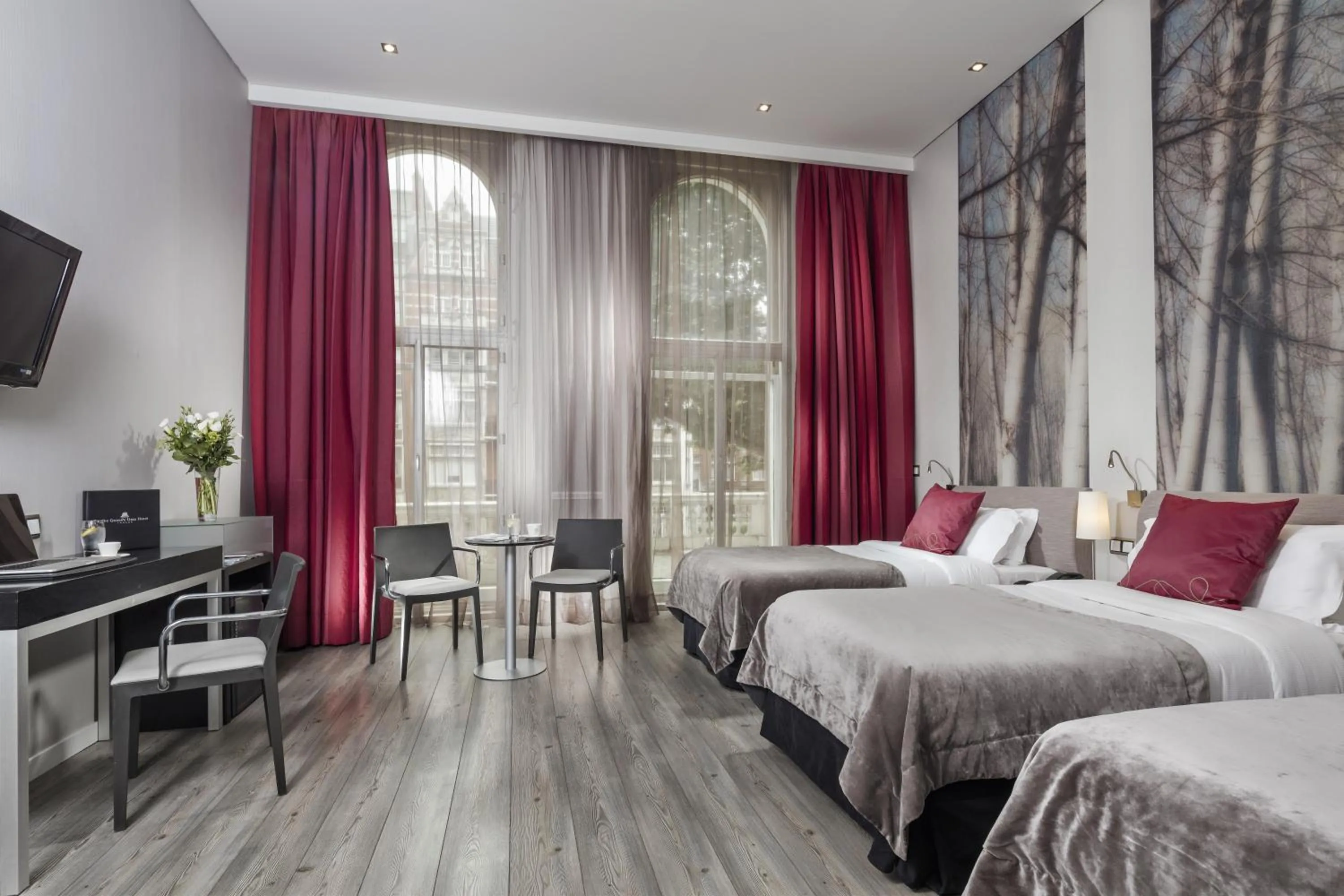 Photo of the whole room, Bed in The Queens Gate Hotel