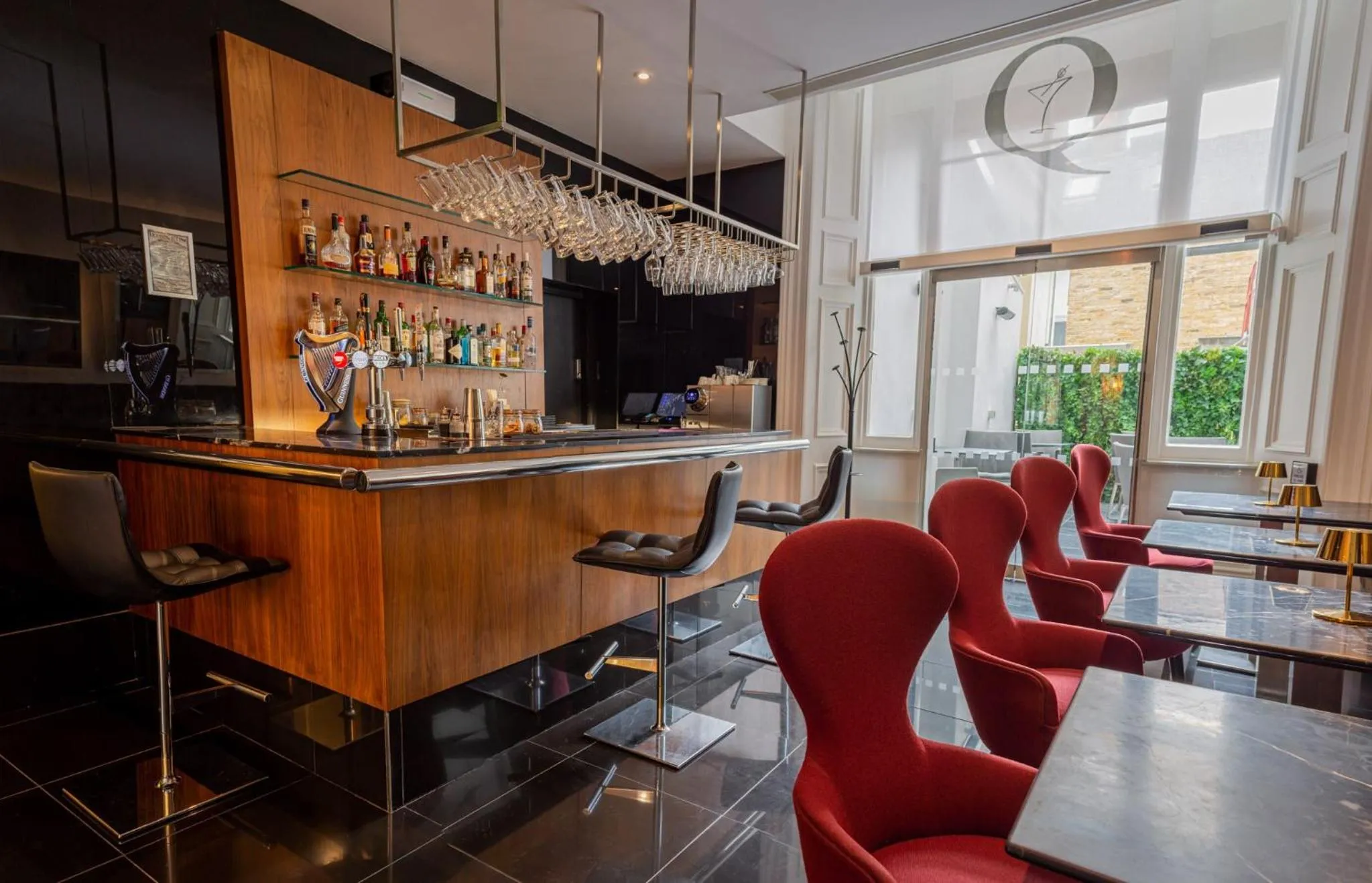Lounge or bar in The Queens Gate Hotel