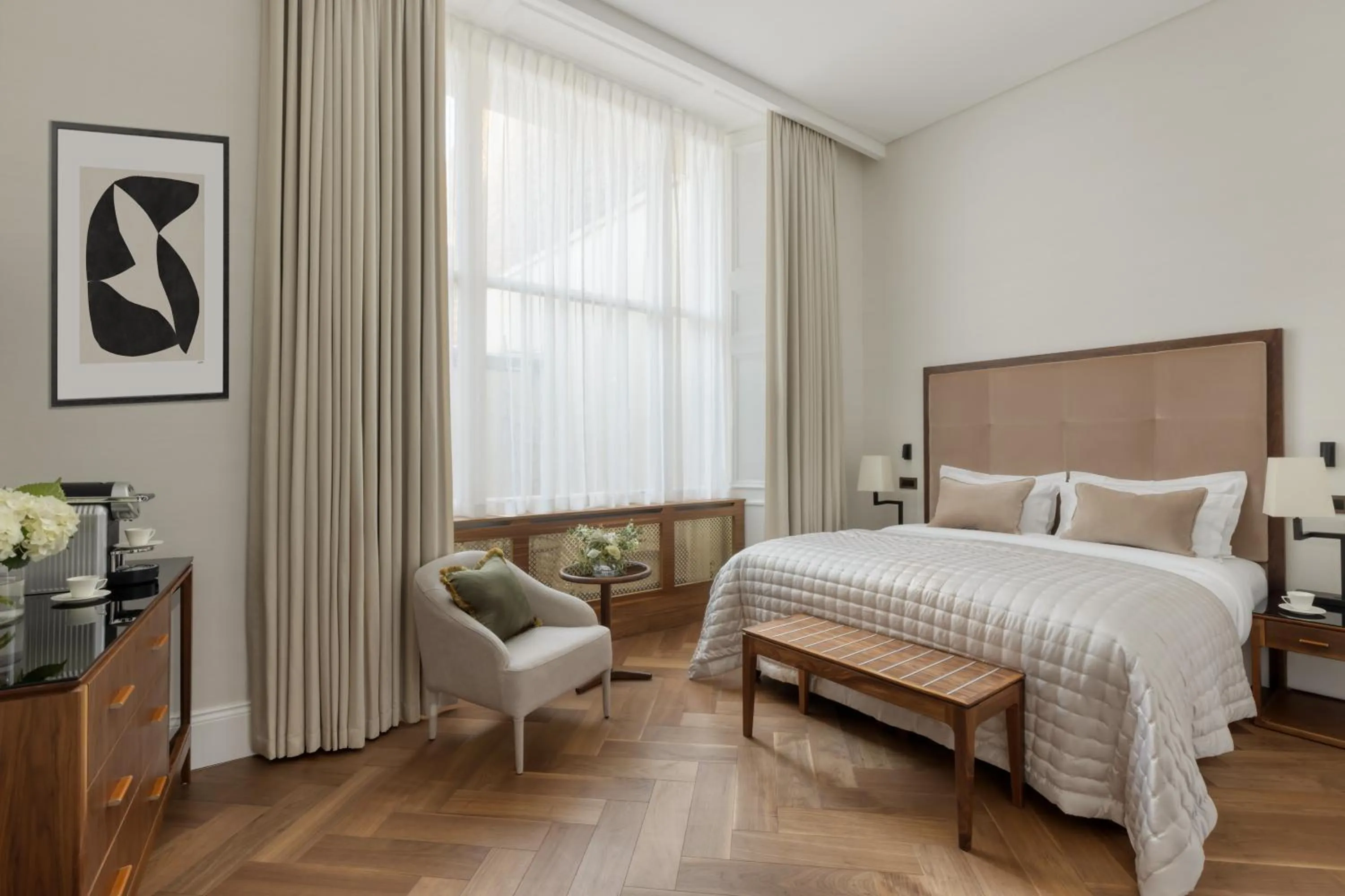 Bed in The Queens Gate Hotel