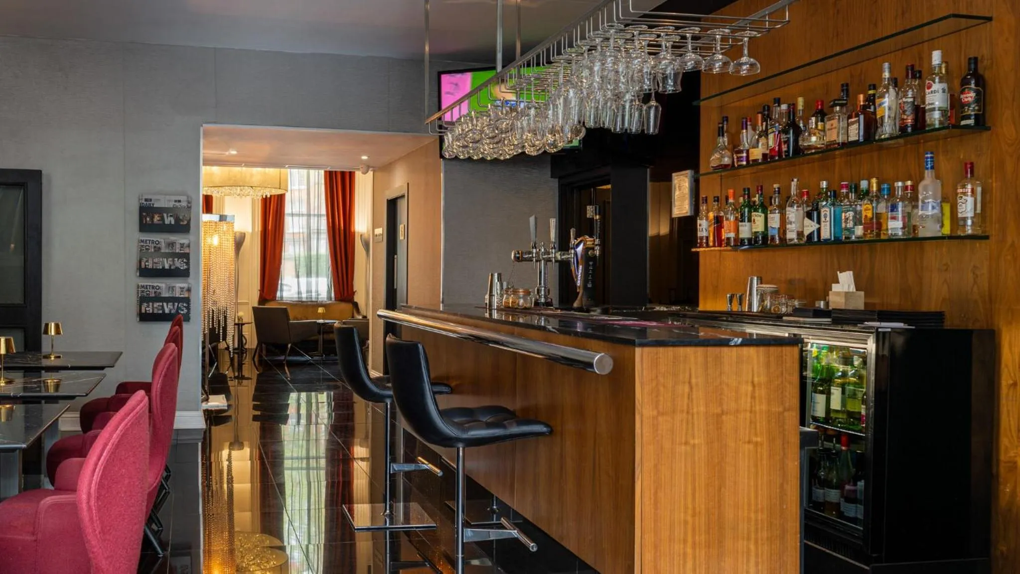 Lounge or bar in The Queens Gate Hotel