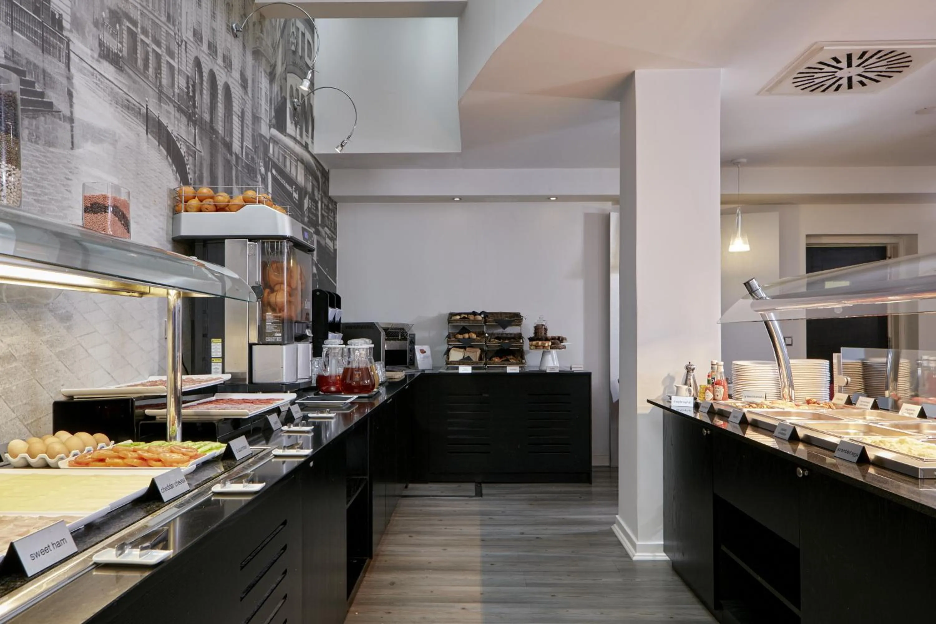 Restaurant/places to eat in The Queens Gate Hotel