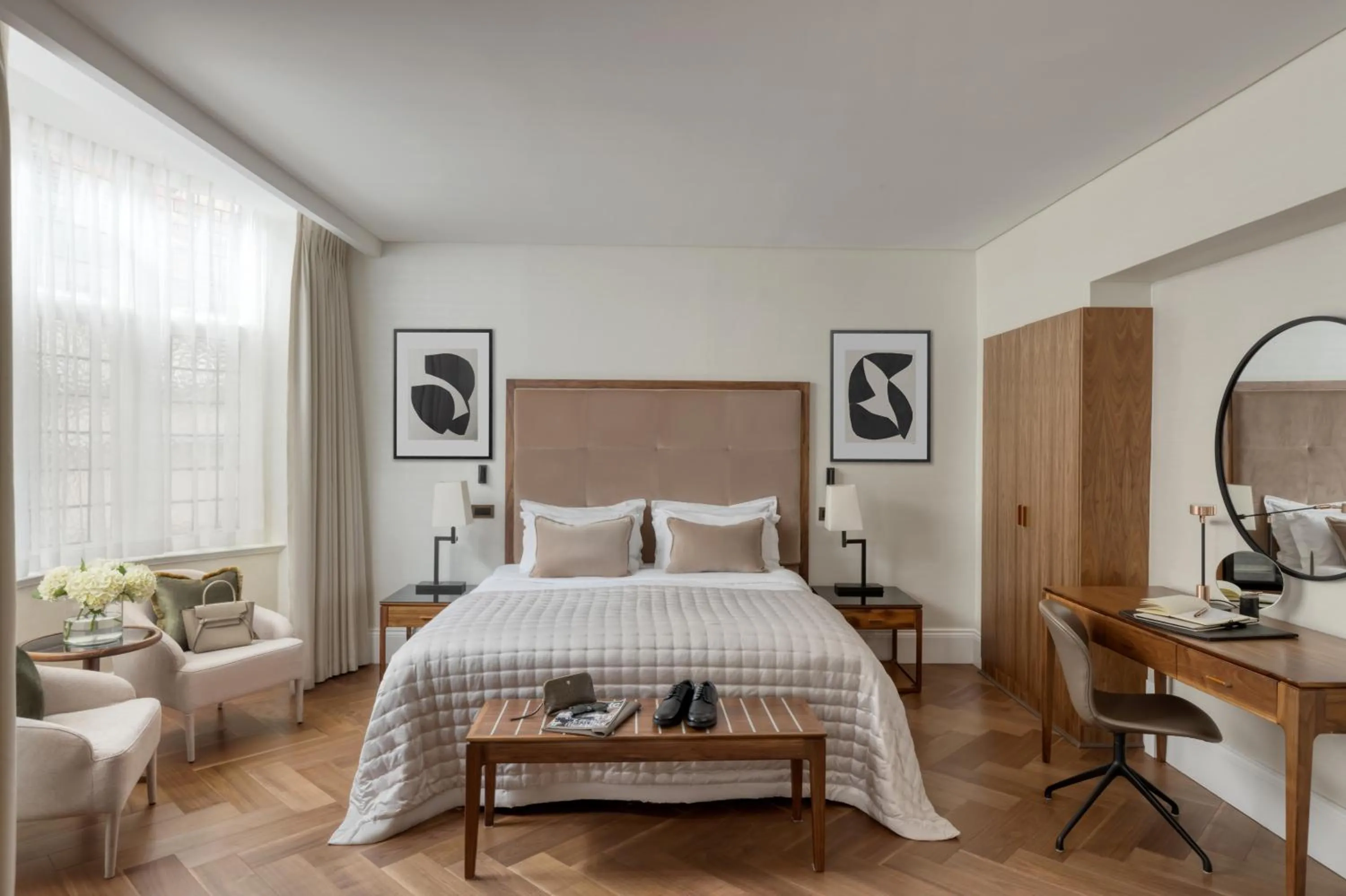 Bed in The Queens Gate Hotel