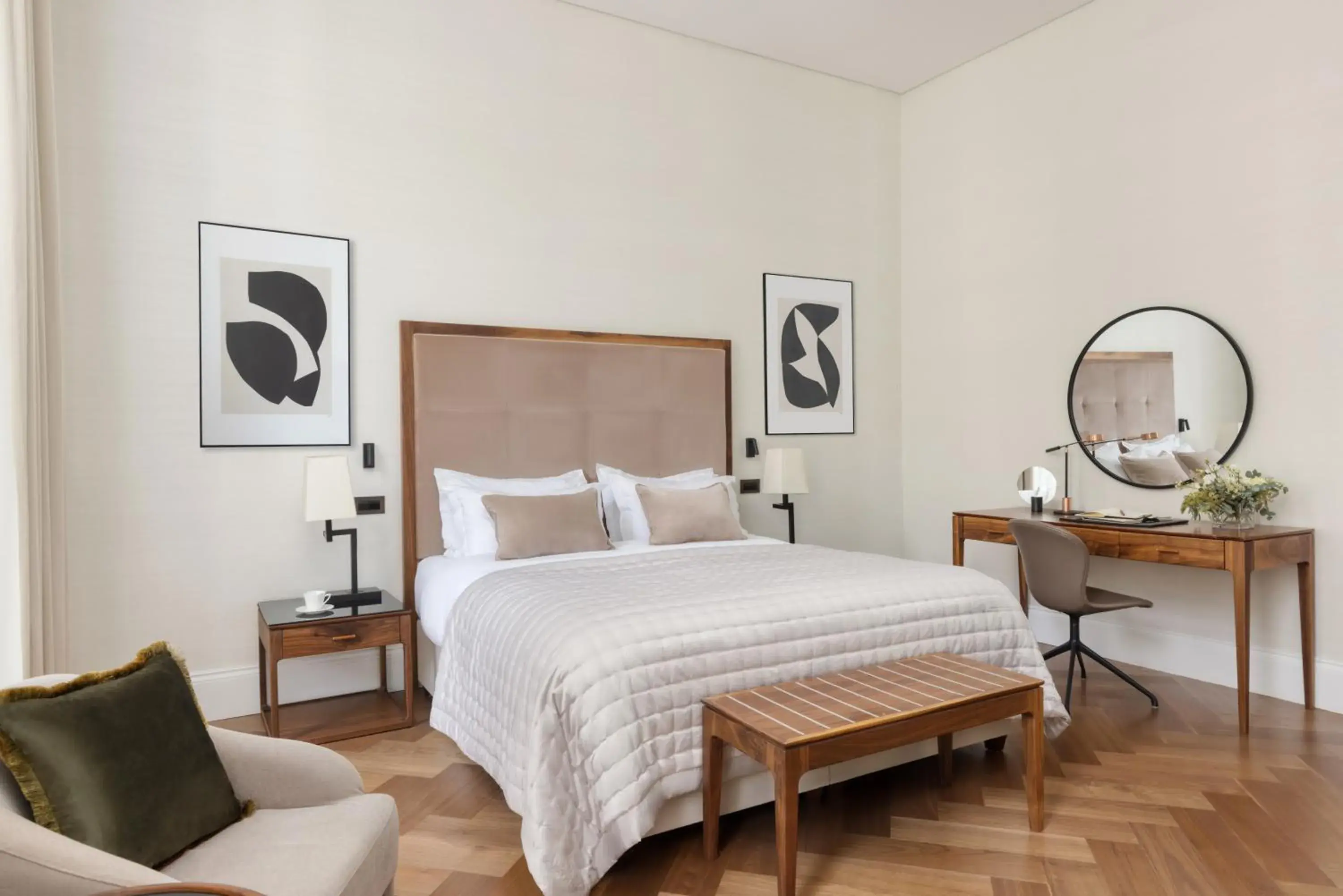 Bedroom, Bed in The Queens Gate Hotel Bedroom, Bed in The Queens Gate Hotel