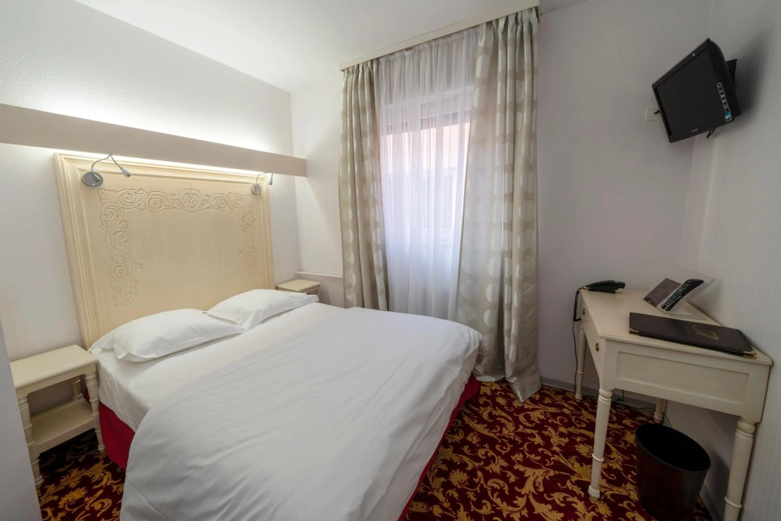 Bed in Hotel Majestic Alsace - Strasbourg Nord