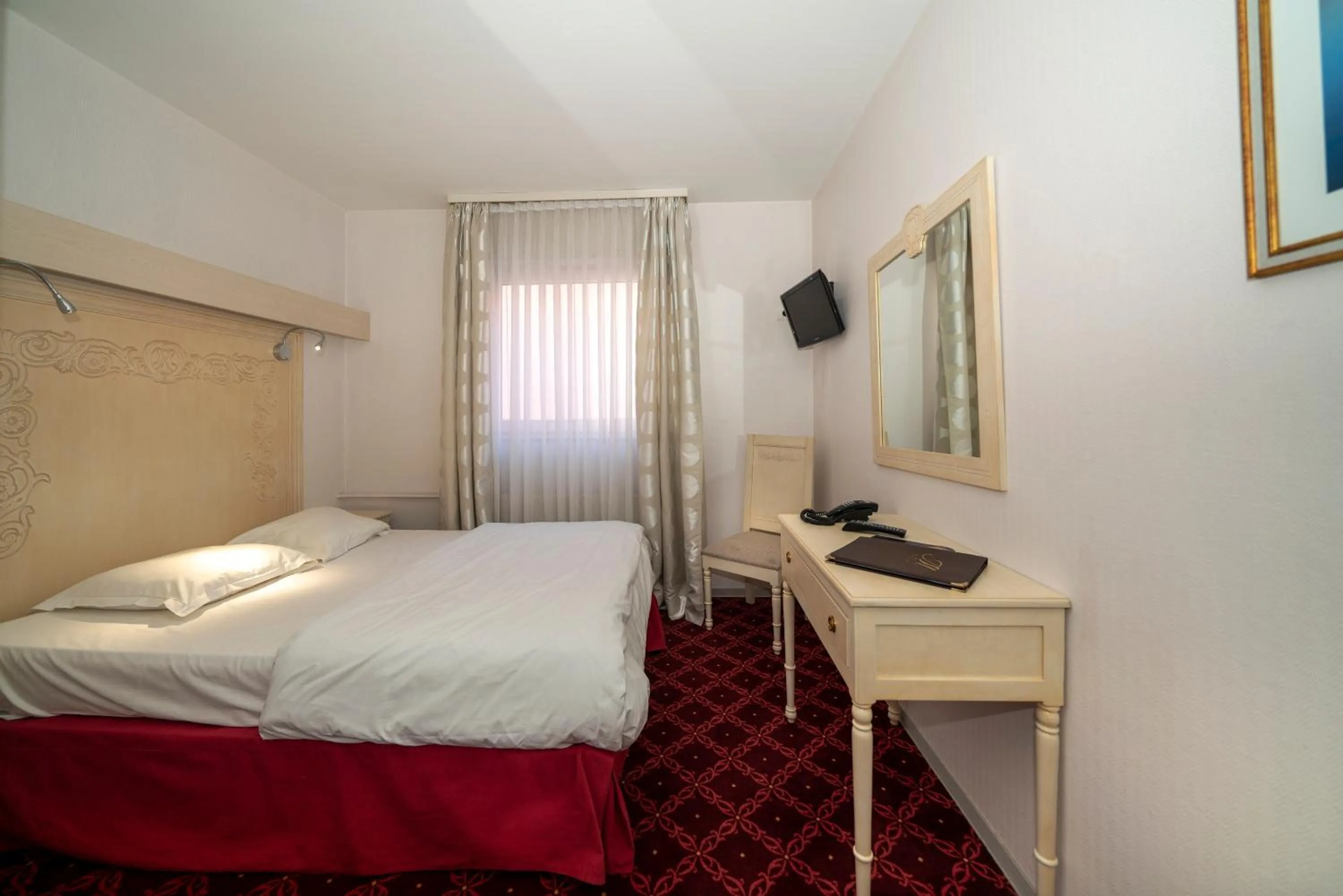 Bed in Hotel Majestic Alsace - Strasbourg Nord