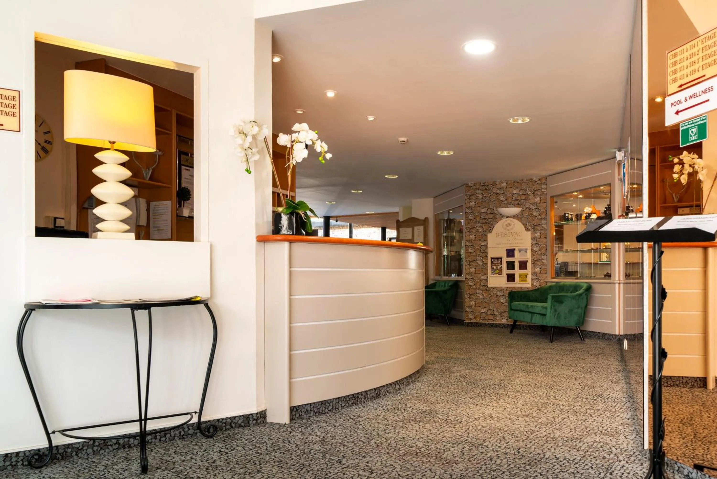 Lobby or reception in Hotel Majestic Alsace - Strasbourg Nord