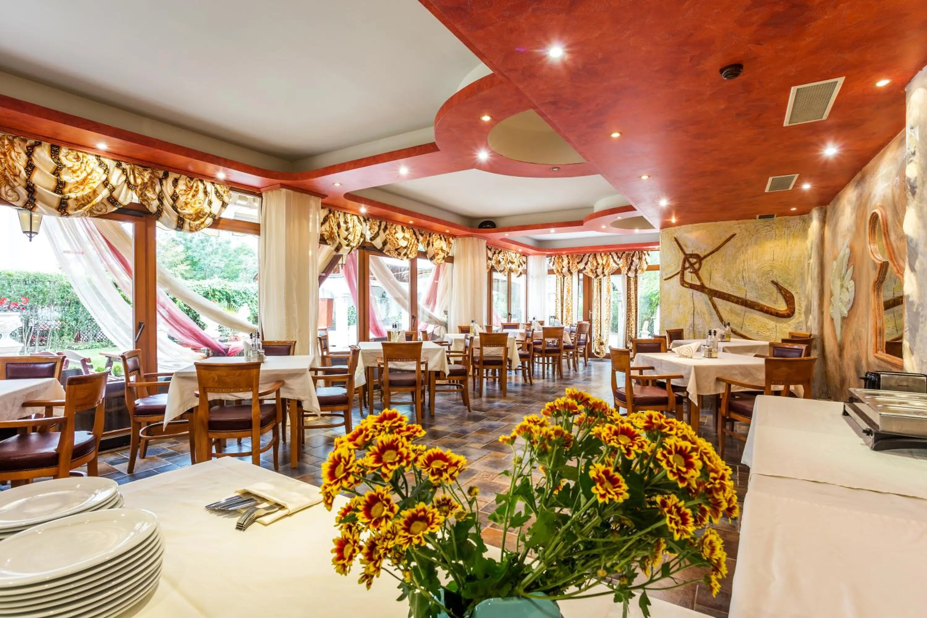 Restaurant/places to eat in Family Hotel Gold Pearl