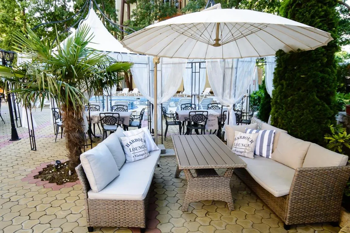 Restaurant/places to eat in Sunrise Hotel