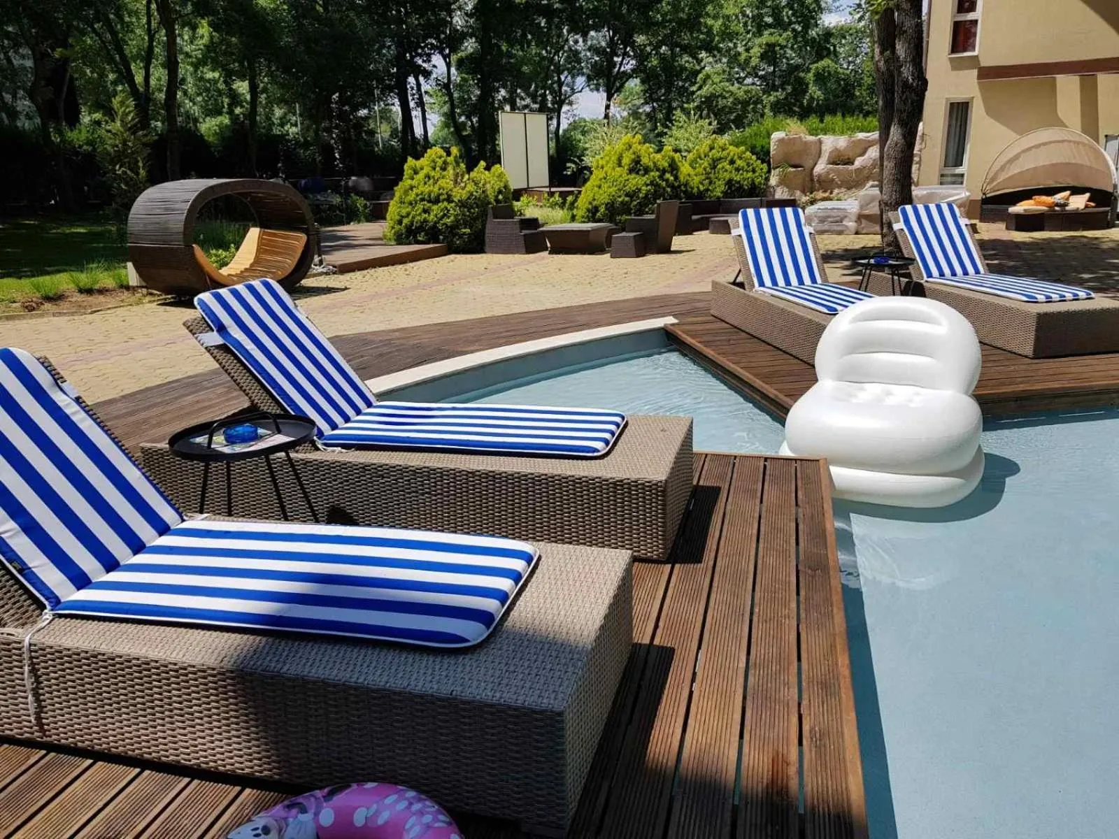 Swimming pool in Sunrise Hotel