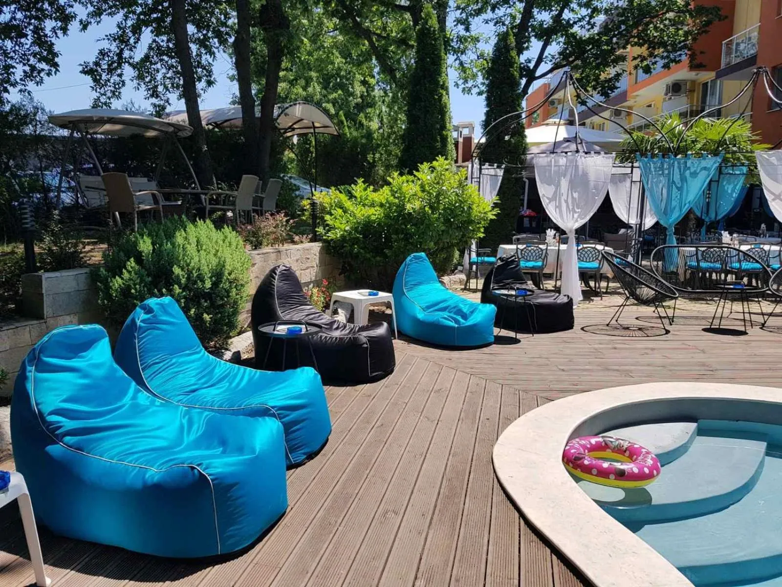 Swimming pool in Sunrise Hotel