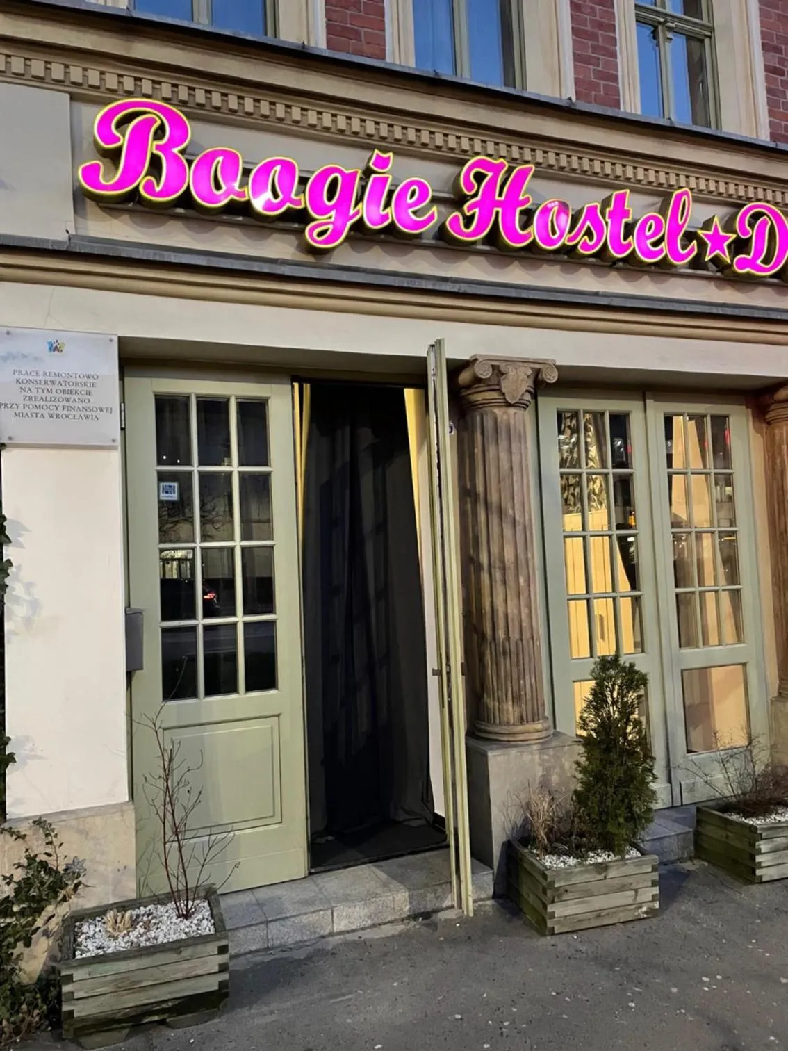 Property building in Boogie Deluxe Old Town