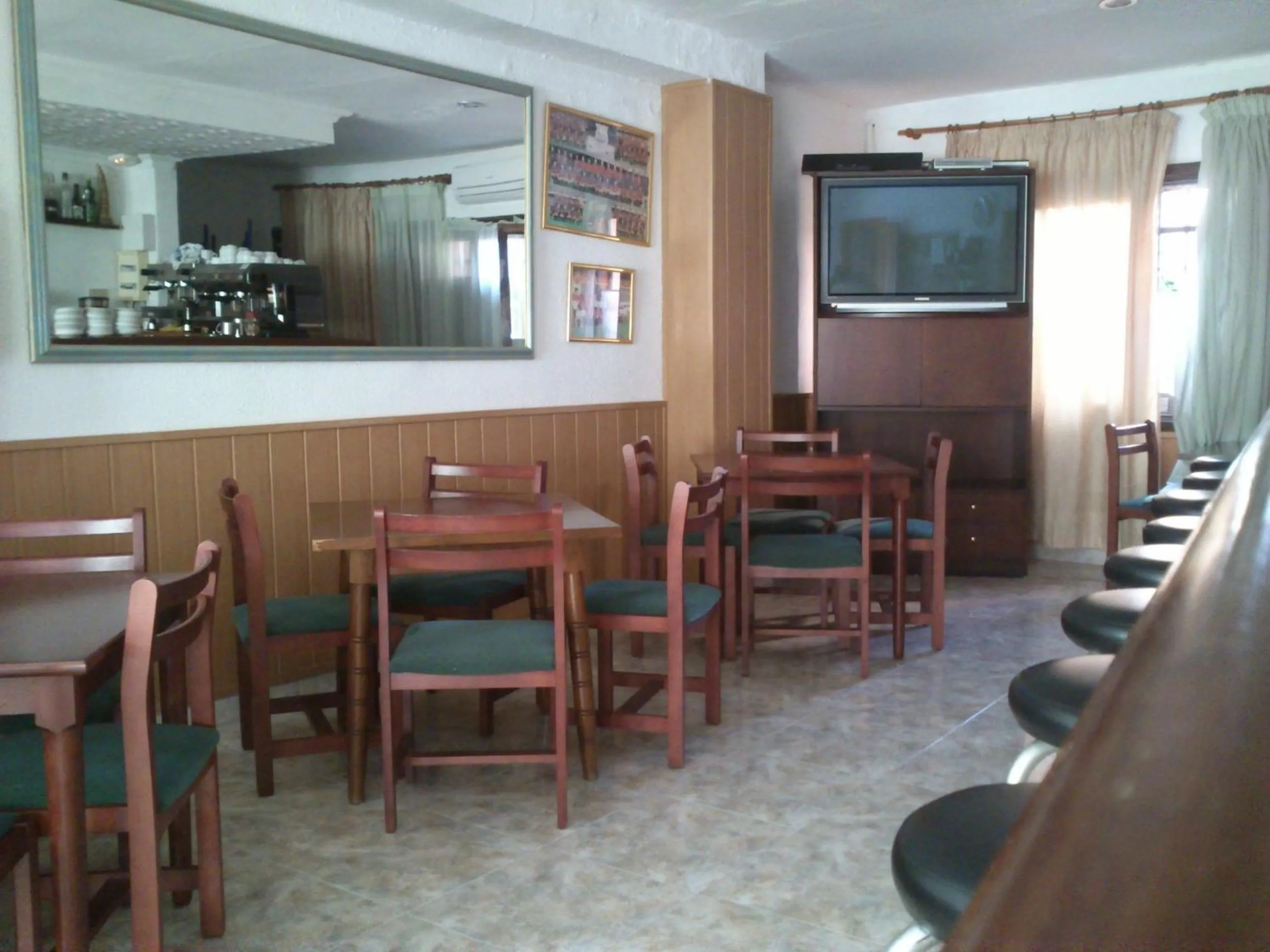 Restaurant/places to eat in Hotel Bari