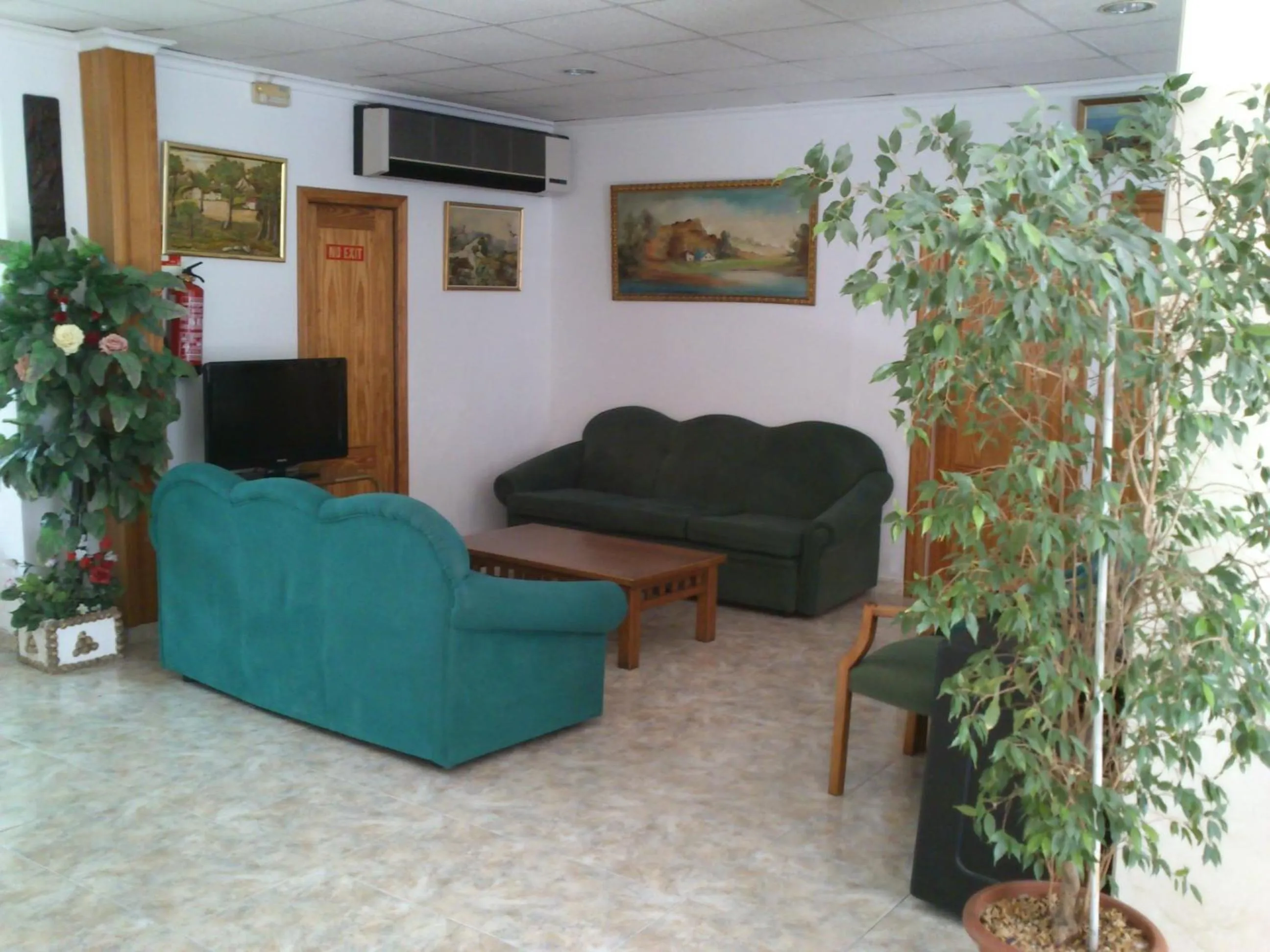Communal lounge/ TV room in Hotel Bari