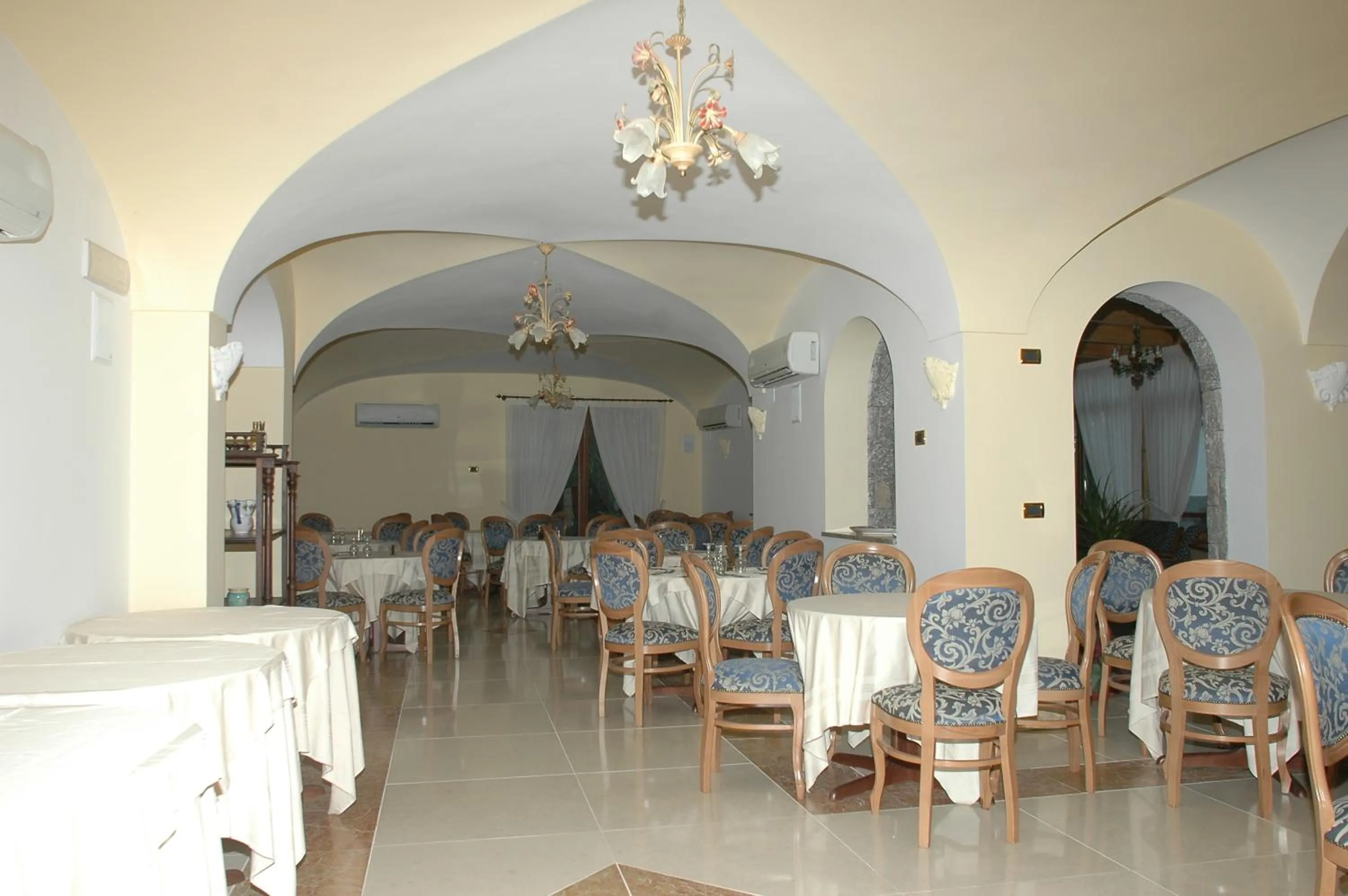 Restaurant/places to eat in Hotel Villa Franca