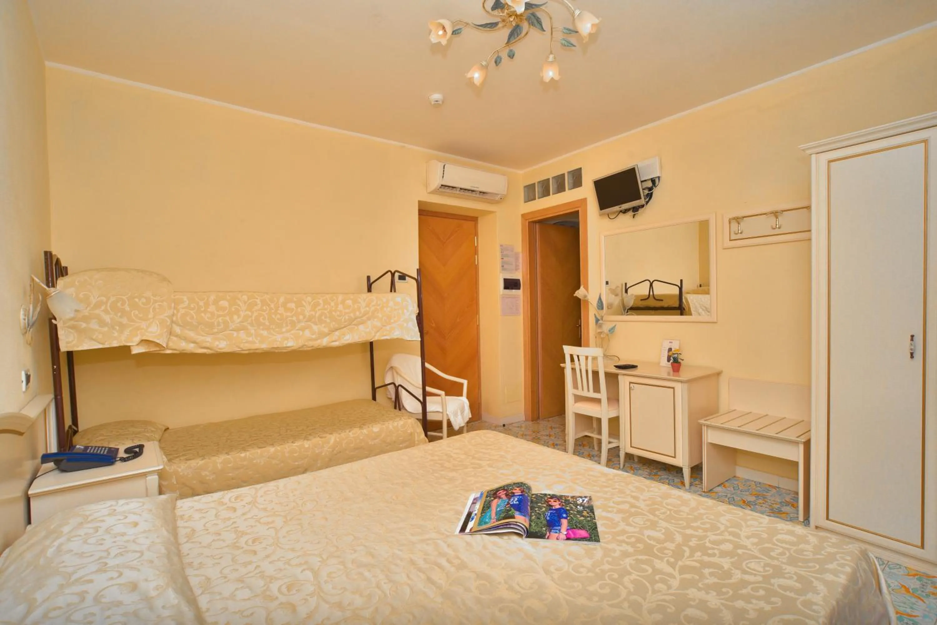 bunk bed in Hotel Villa Franca