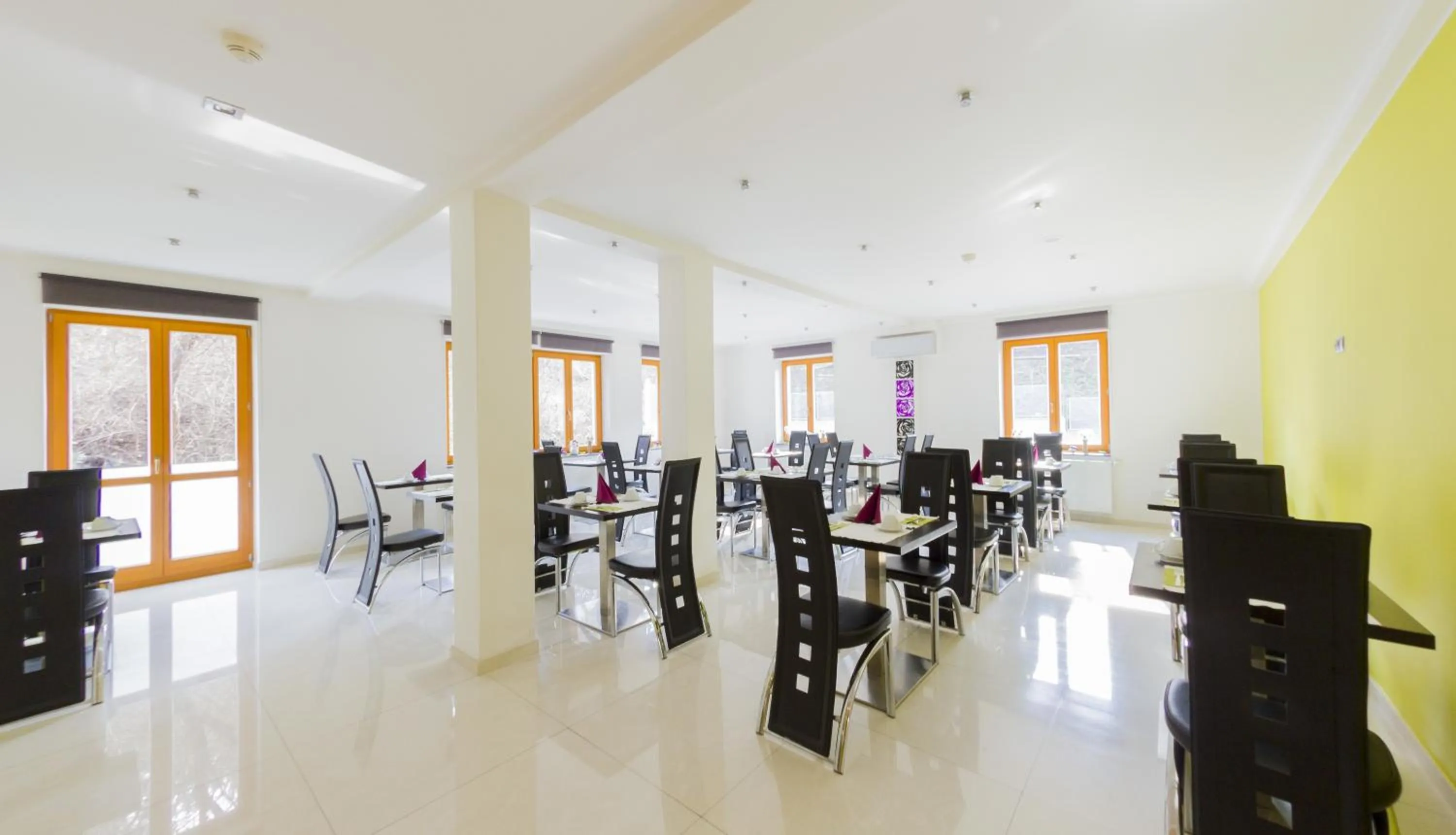 Restaurant/places to eat in Hotel Herrmes