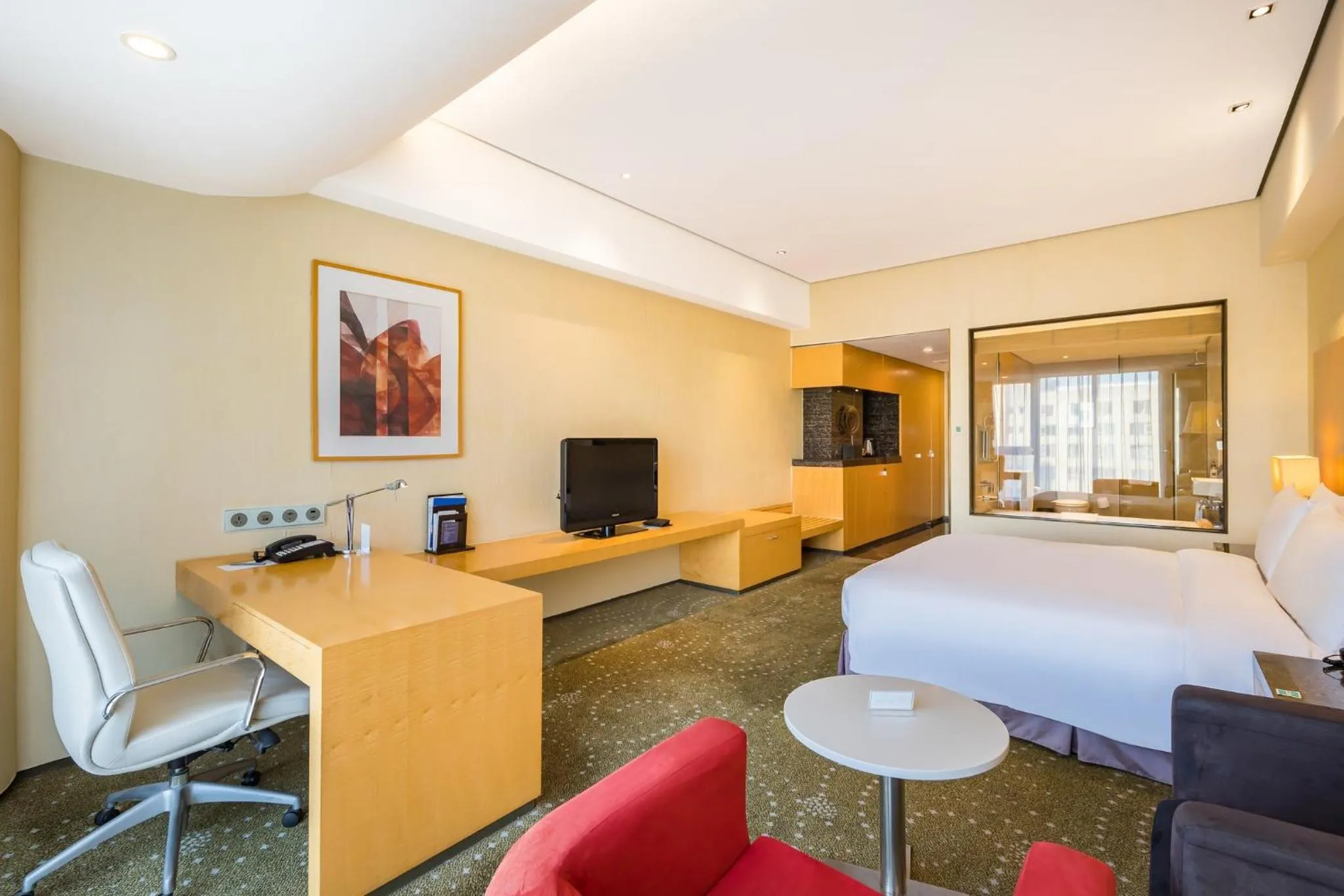 Photo of the whole room, Bed in Crowne Plaza Tianjin Binhai by IHG