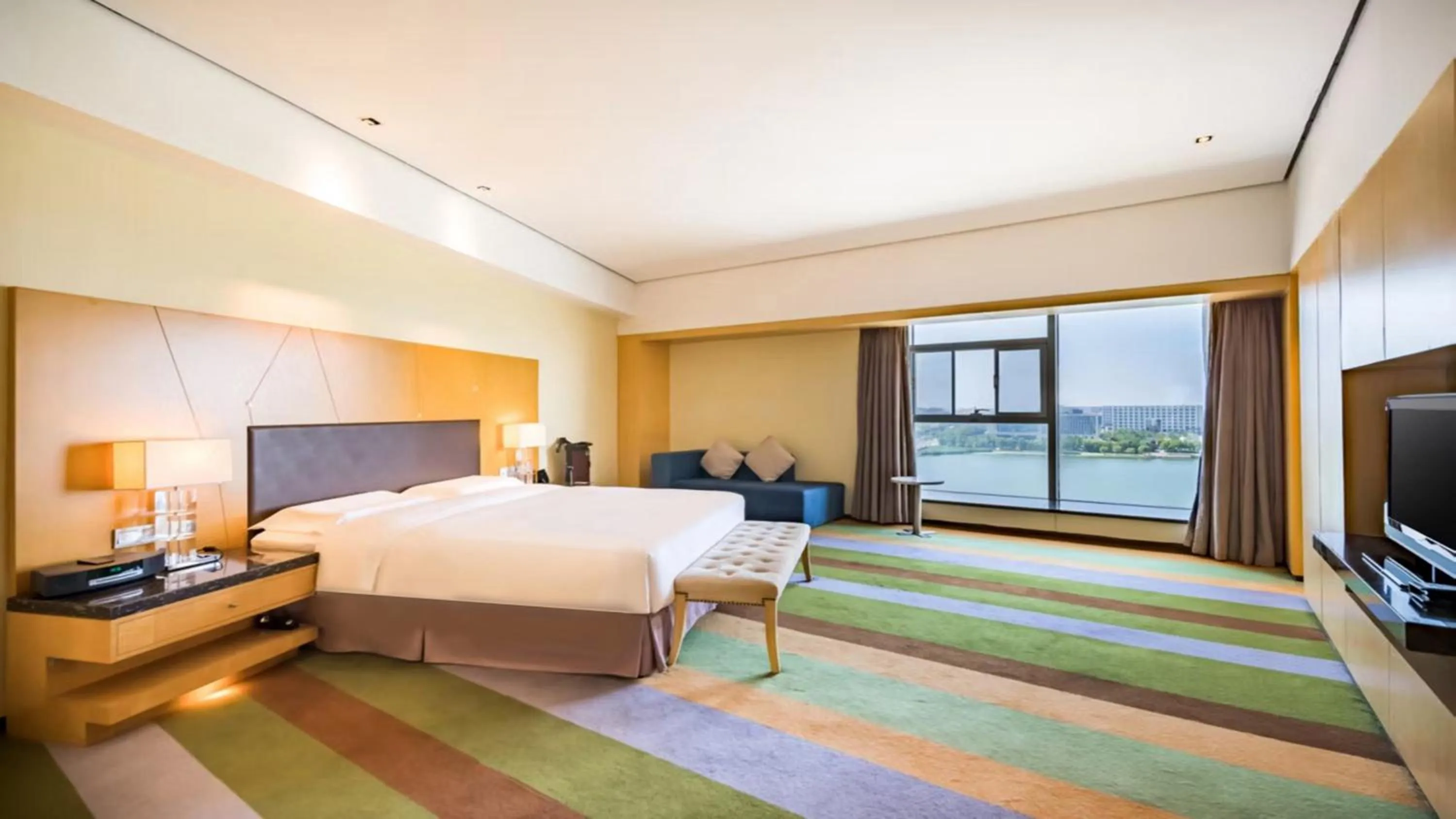 Photo of the whole room, Bed in Crowne Plaza Tianjin Binhai by IHG