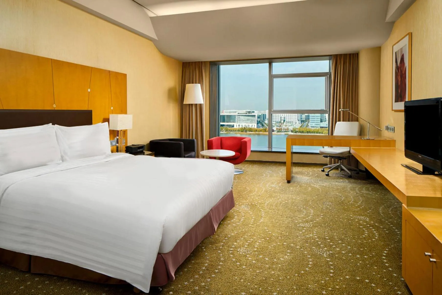 Photo of the whole room, Bed in Crowne Plaza Tianjin Binhai by IHG