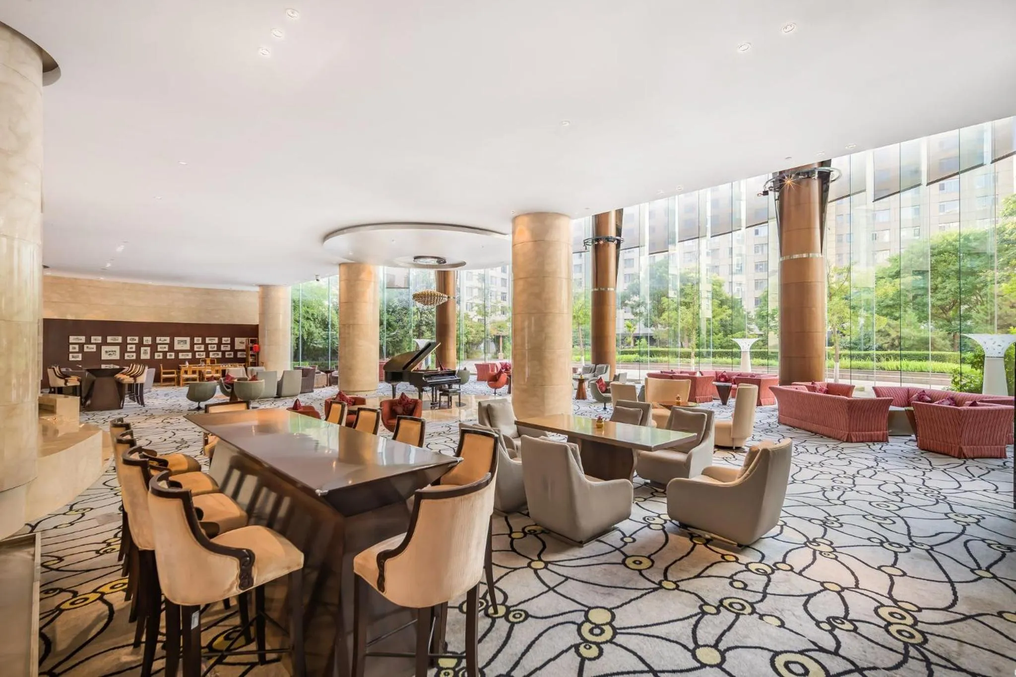 Lounge or bar in Crowne Plaza Tianjin Binhai by IHG