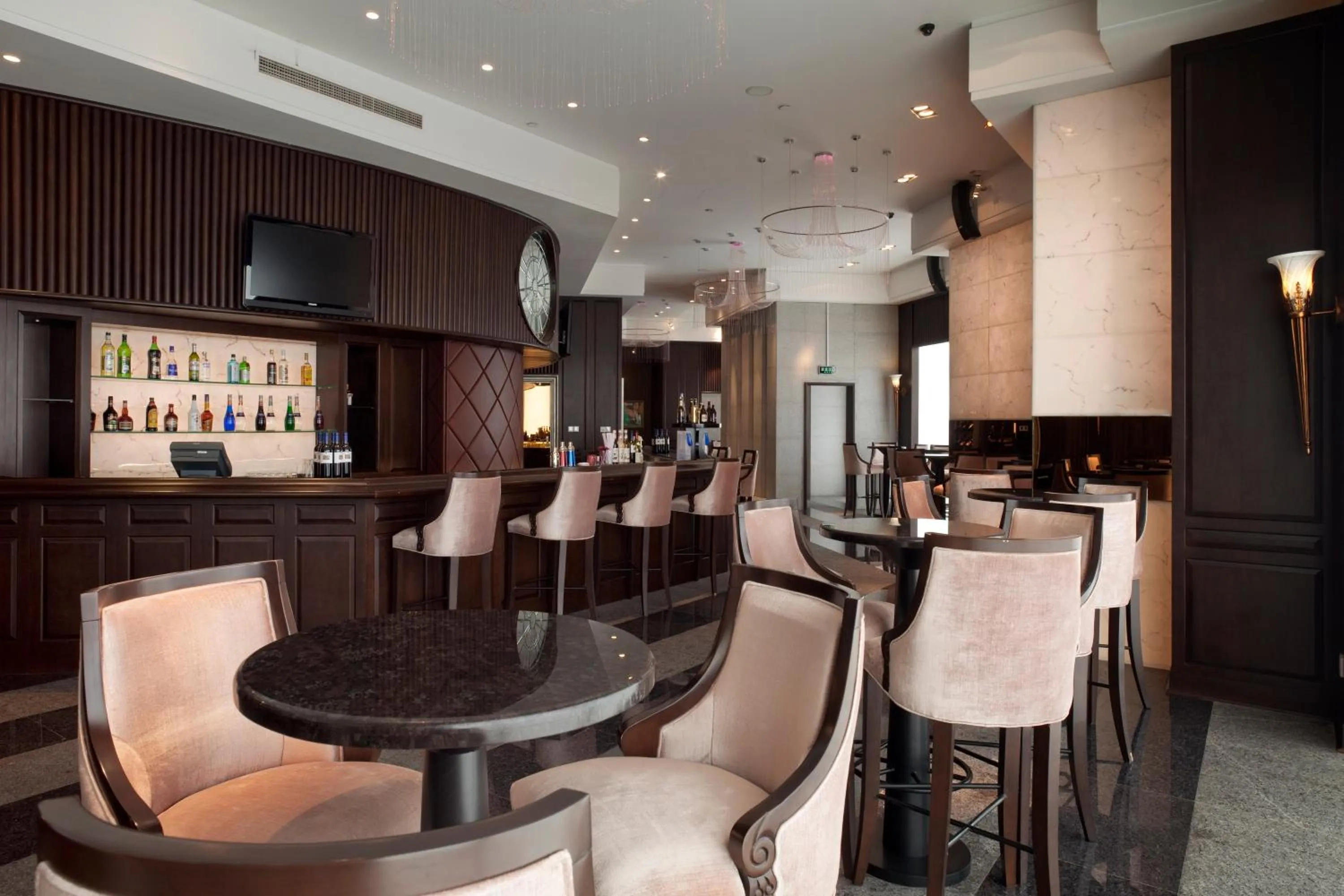 Lounge or bar in Crowne Plaza Tianjin Binhai by IHG