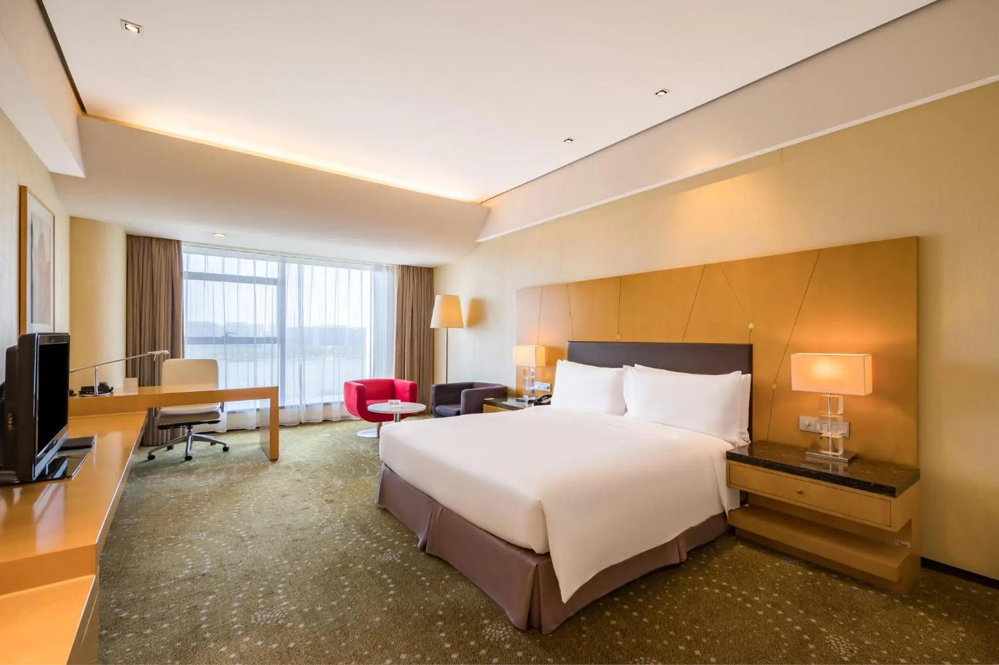 Photo of the whole room, Bed in Crowne Plaza Tianjin Binhai by IHG