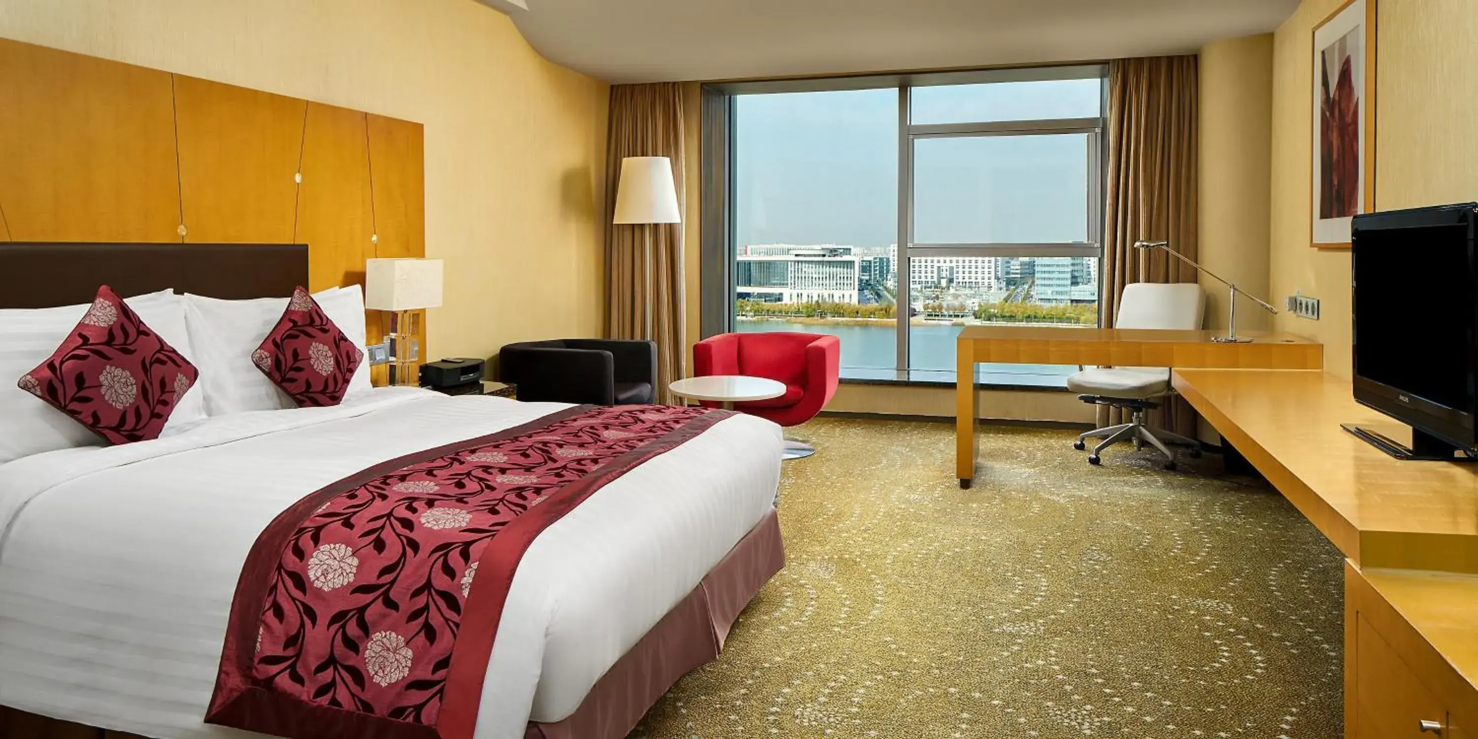 Lake view, Bed in Crowne Plaza Tianjin Binhai by IHG Lake view, Bed in Crowne Plaza Tianjin Binhai by IHG