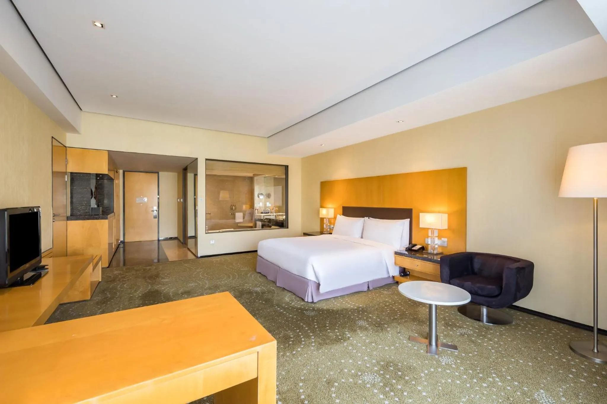 Photo of the whole room, Bed in Crowne Plaza Tianjin Binhai by IHG