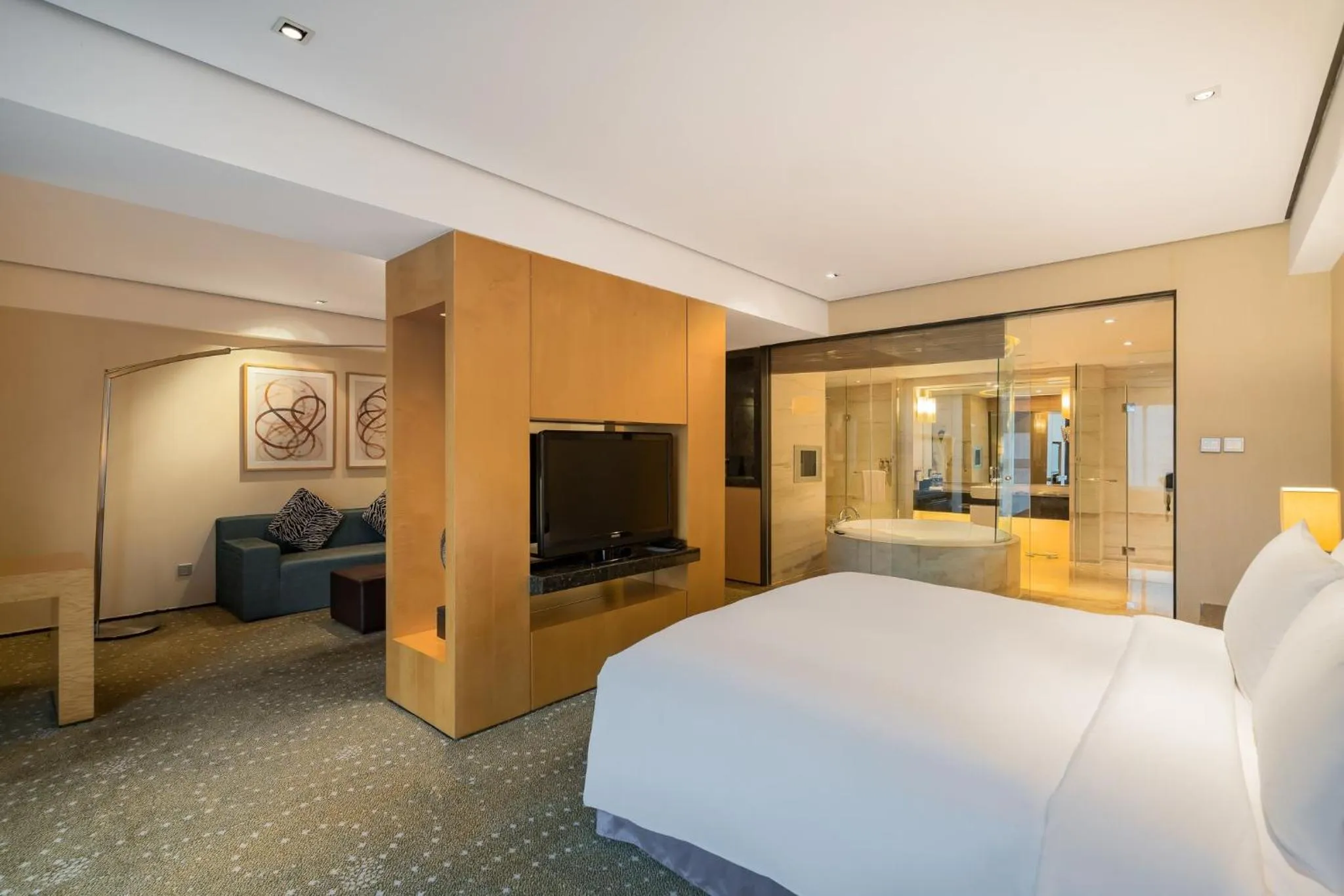 Photo of the whole room, Bed in Crowne Plaza Tianjin Binhai by IHG
