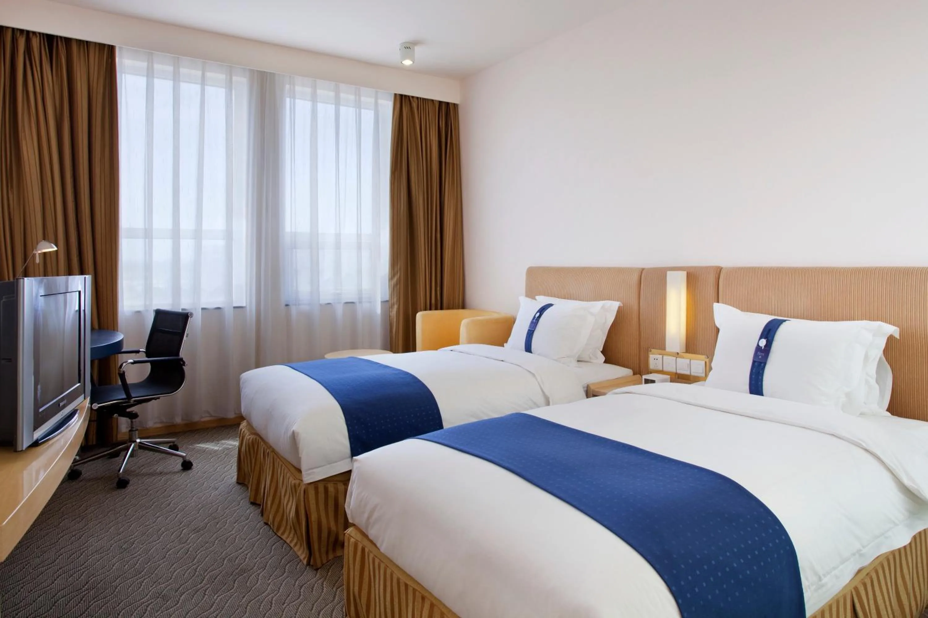 Photo of the whole room, Bed in Holiday Inn Express Tianjin Airport by IHG