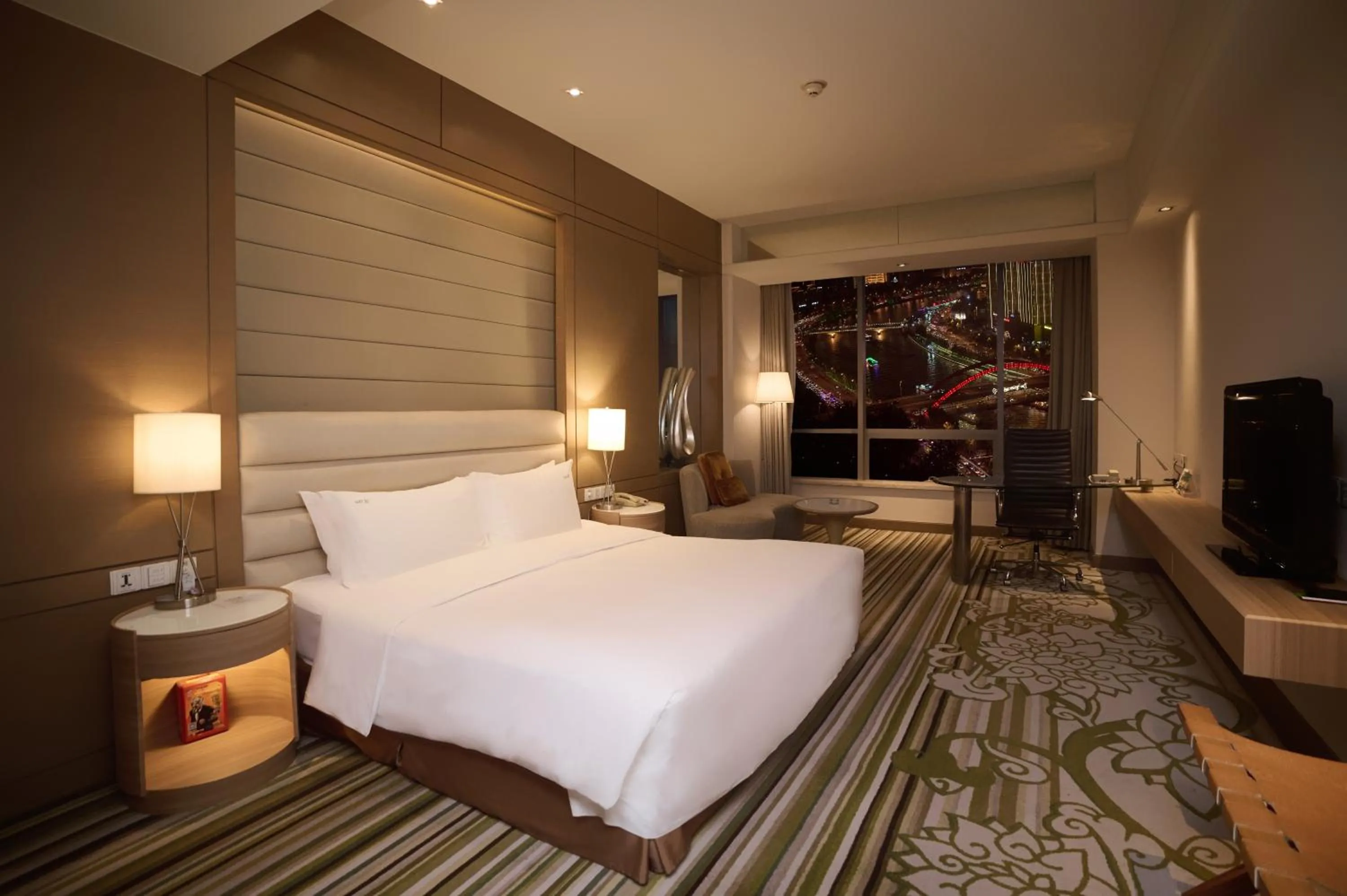 Photo of the whole room, Bed in Holiday Inn Tianjin Riverside by IHG