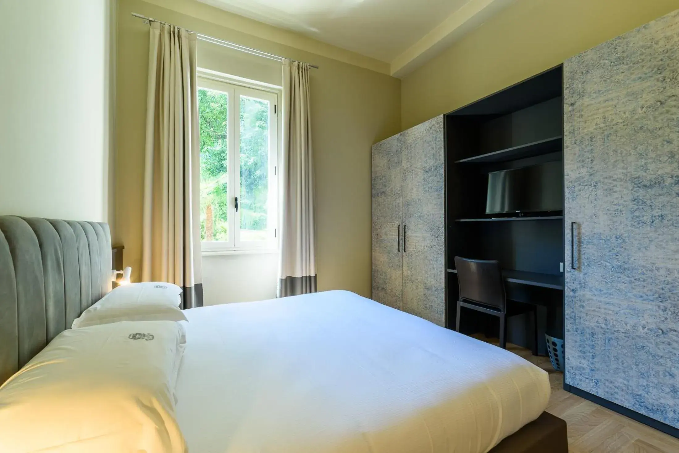 Deluxe Double or Twin Room with Garden View in Hotel Villa Paradiso Deluxe Double or Twin Room with Garden View in Hotel Villa Paradiso