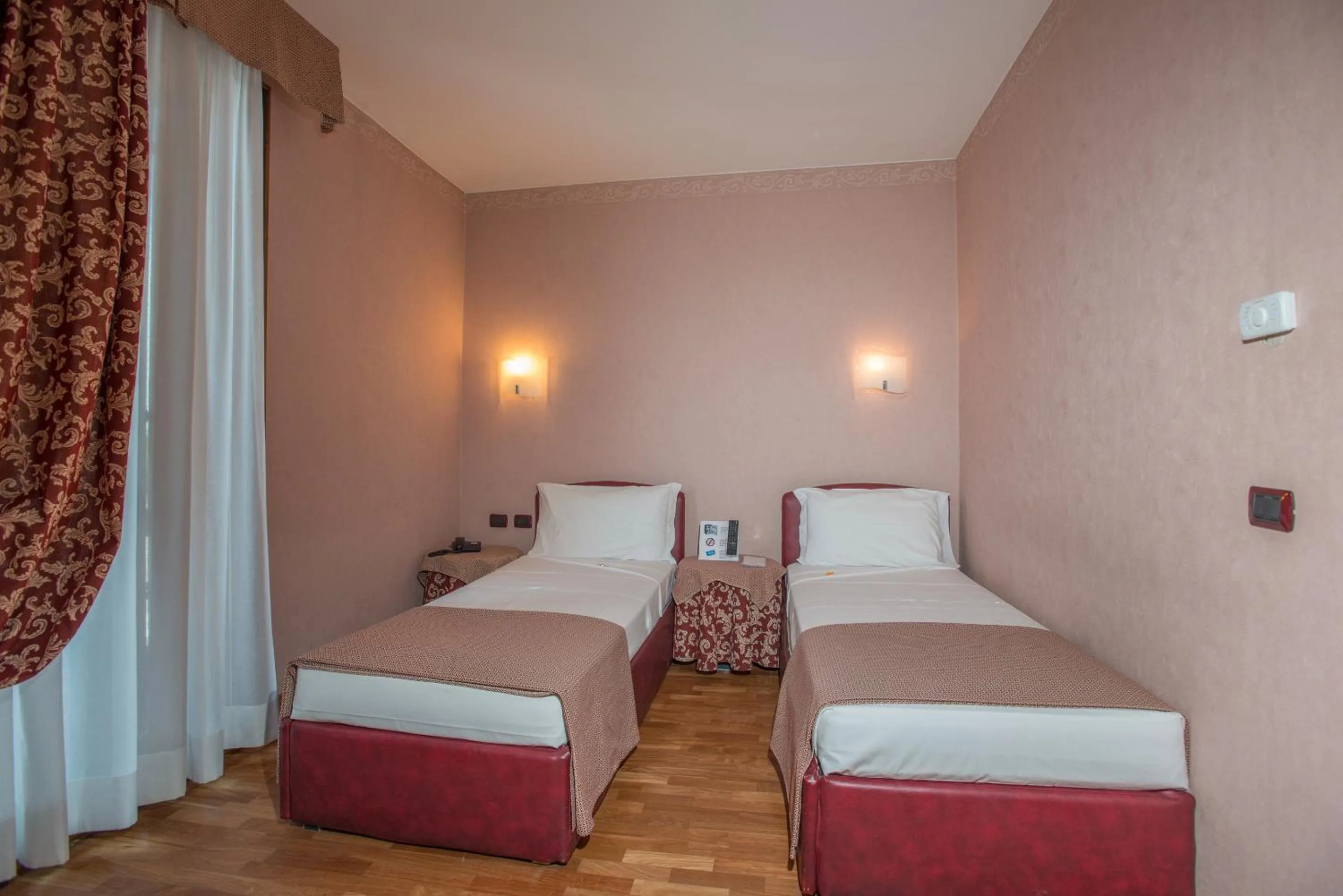 Photo of the whole room, Bed in SIRIOHotel