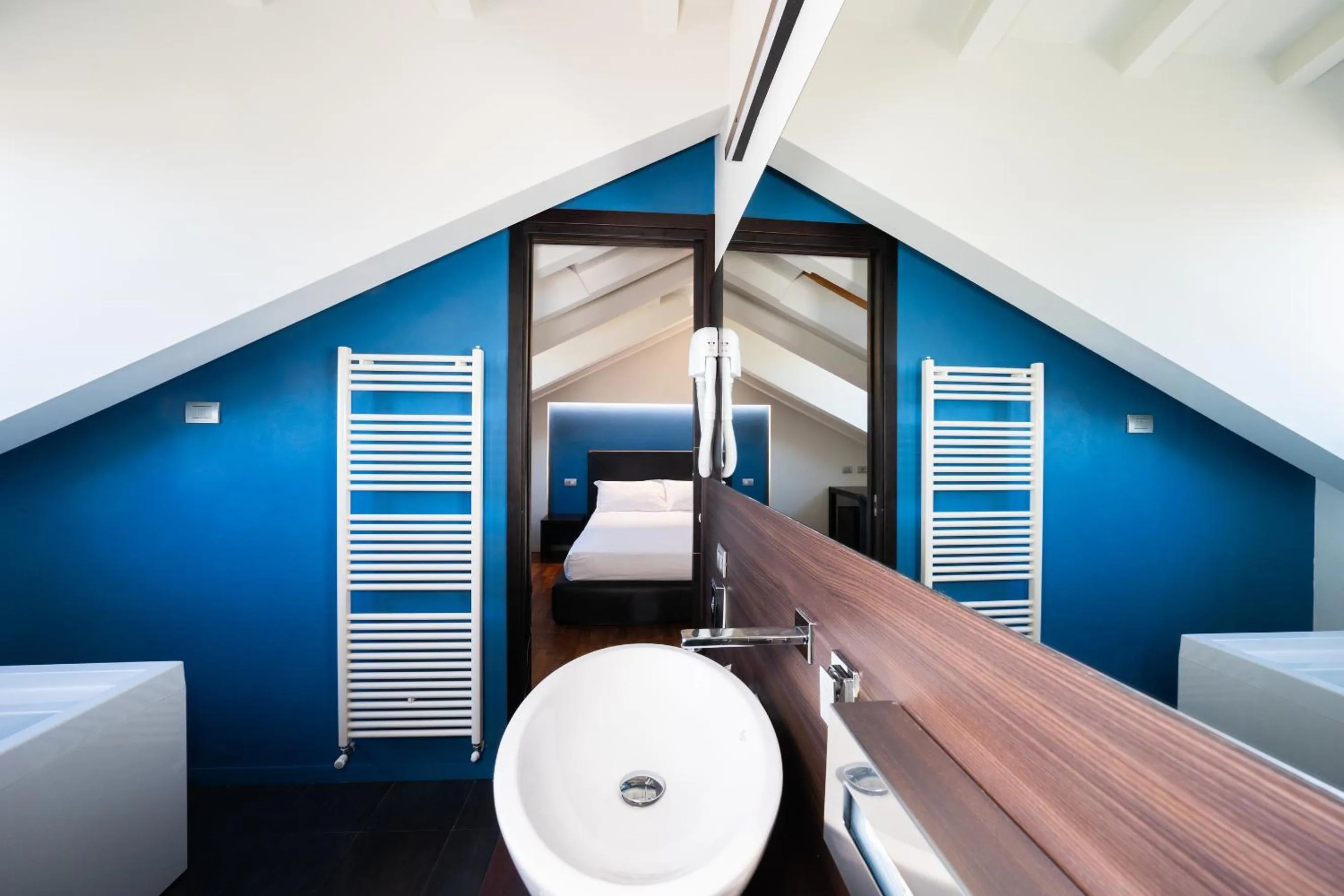 Bathroom, Bed in SIRIOHotel