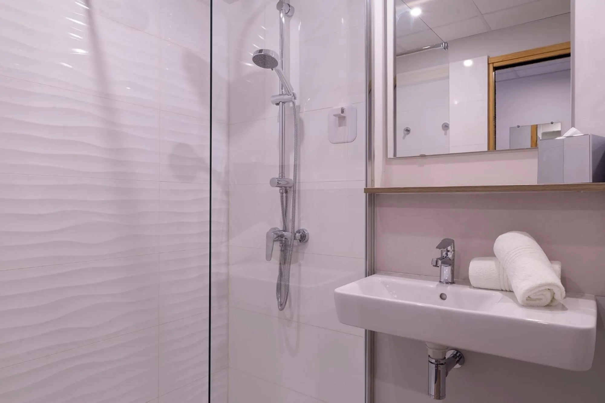 Shower in The Originals City, Hôtel de la Confluence, Agen Ouest