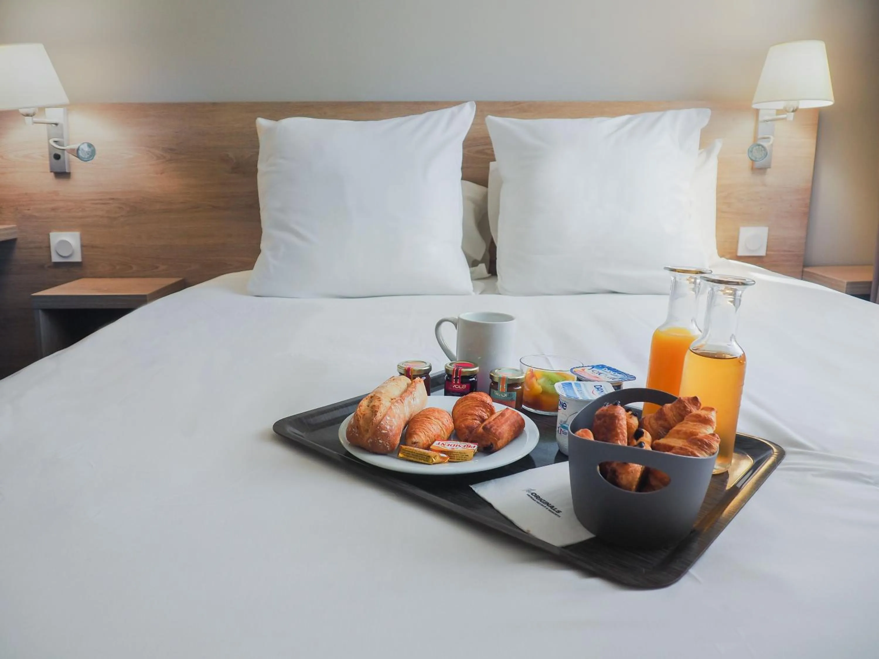 Bedroom, Bed in The Originals City, Hôtel de la Confluence, Agen Ouest