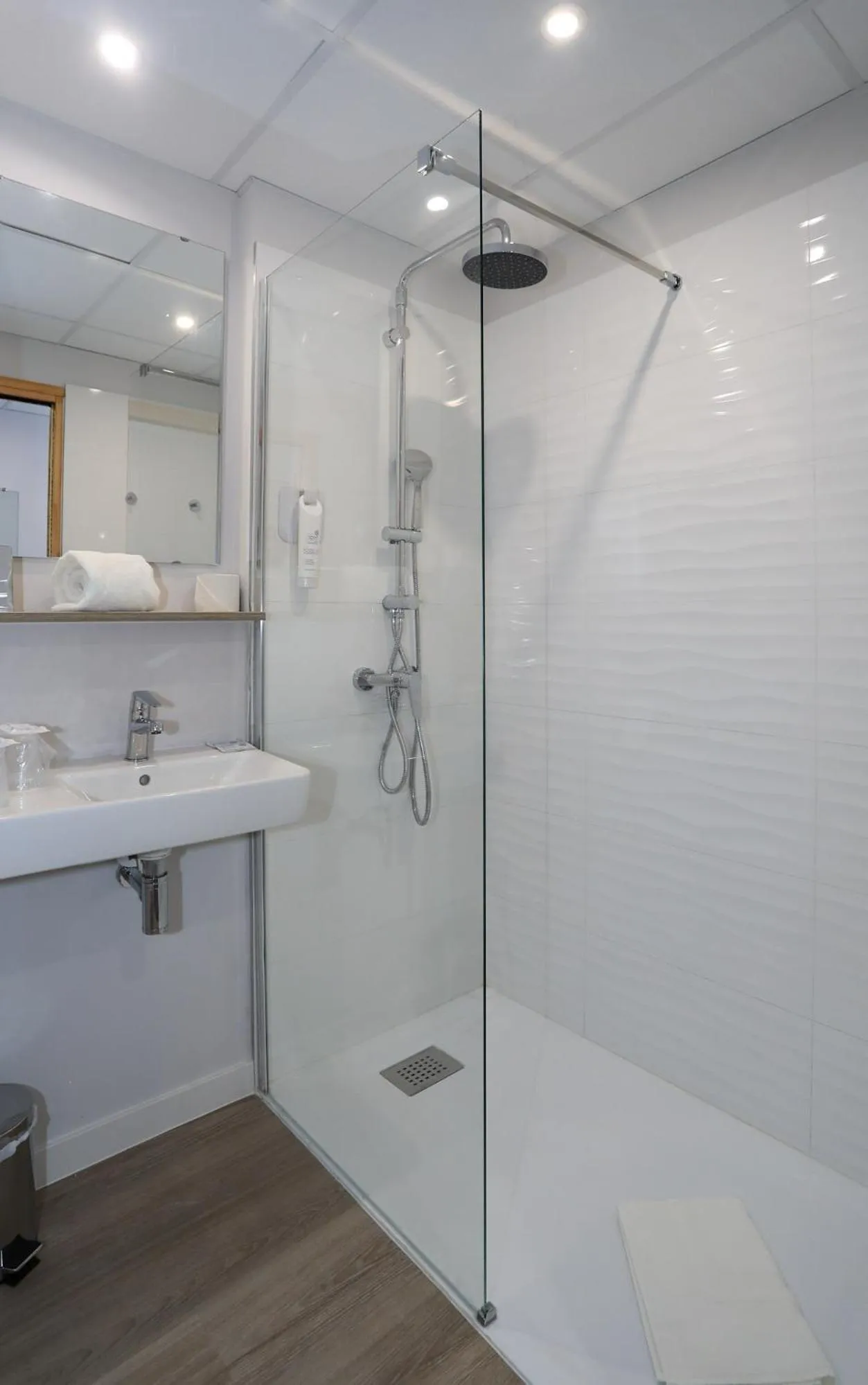 Bathroom in The Originals City, Hôtel de la Confluence, Agen Ouest