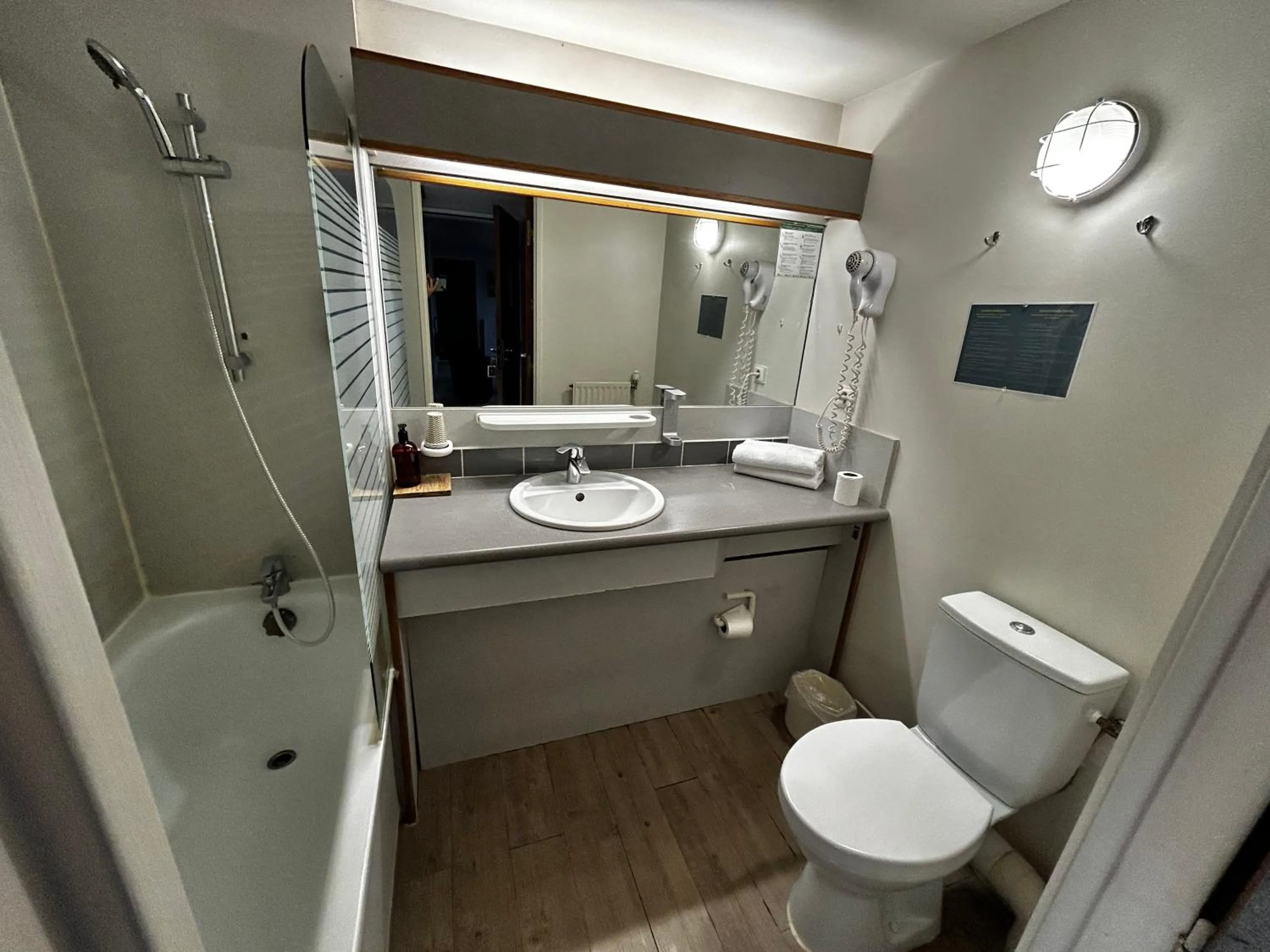 Bathroom in Hôtel L'ile Du Saussay