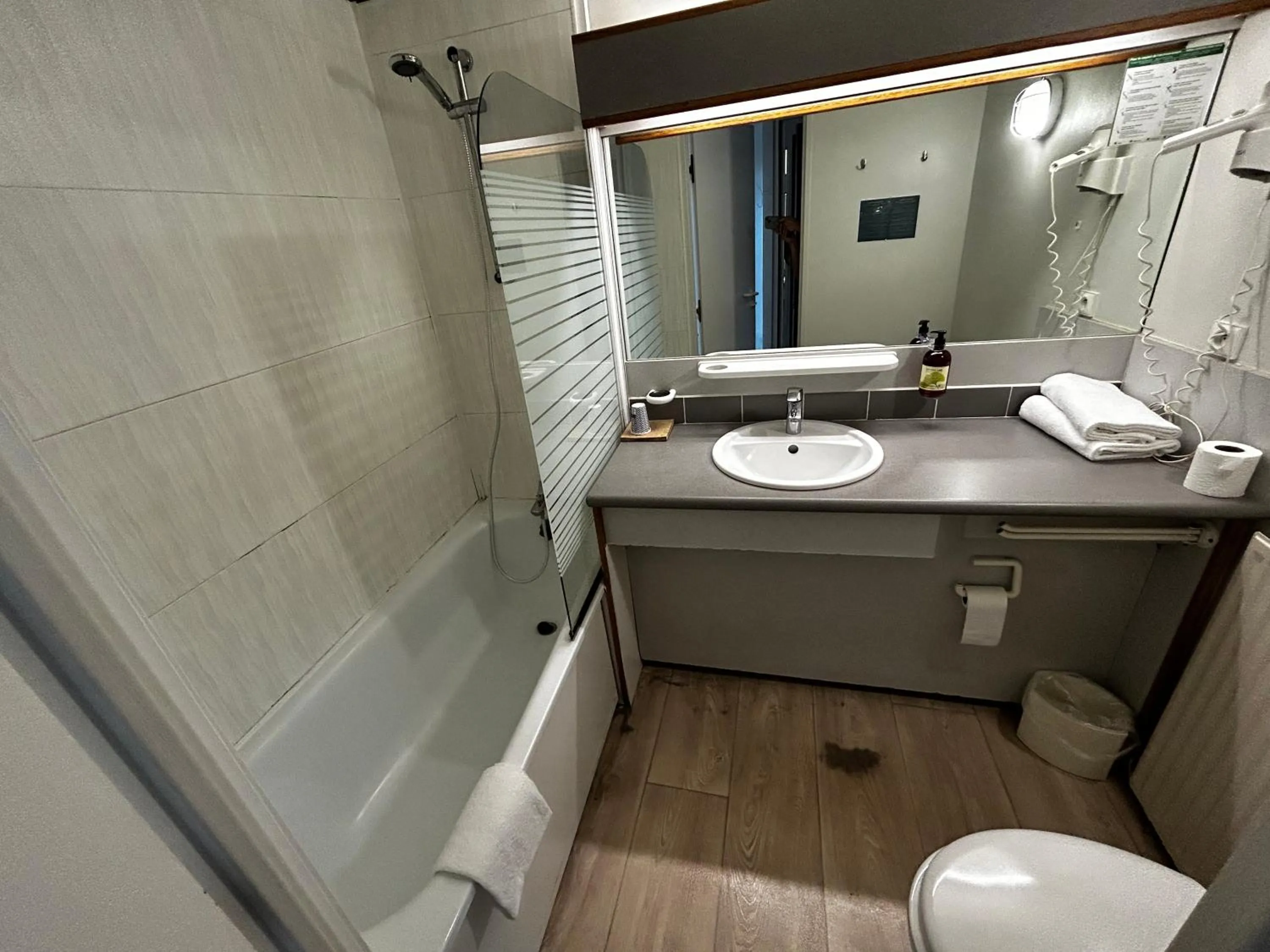 Bathroom in Hôtel L'ile Du Saussay