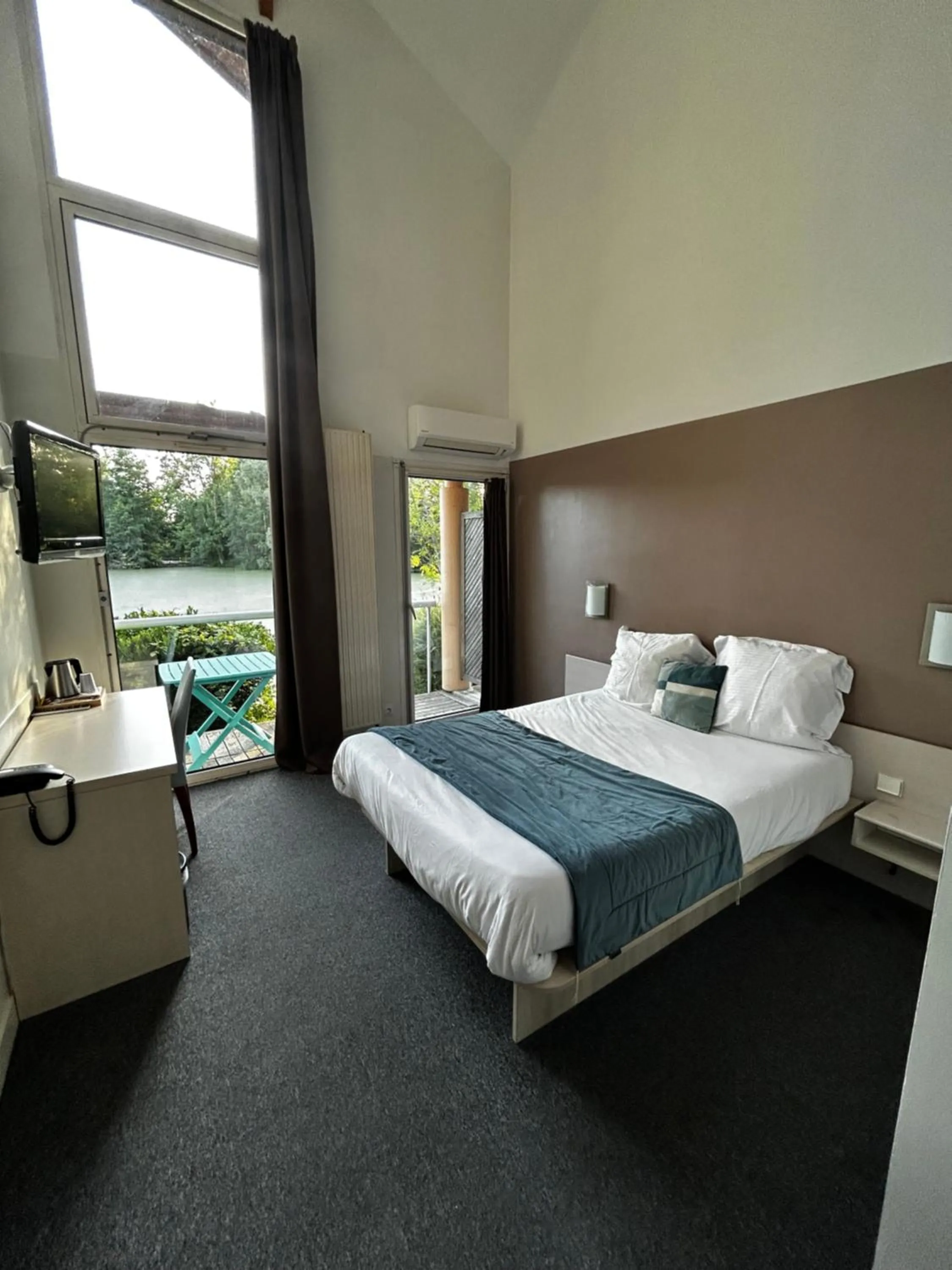 Bed in Hôtel L'ile Du Saussay