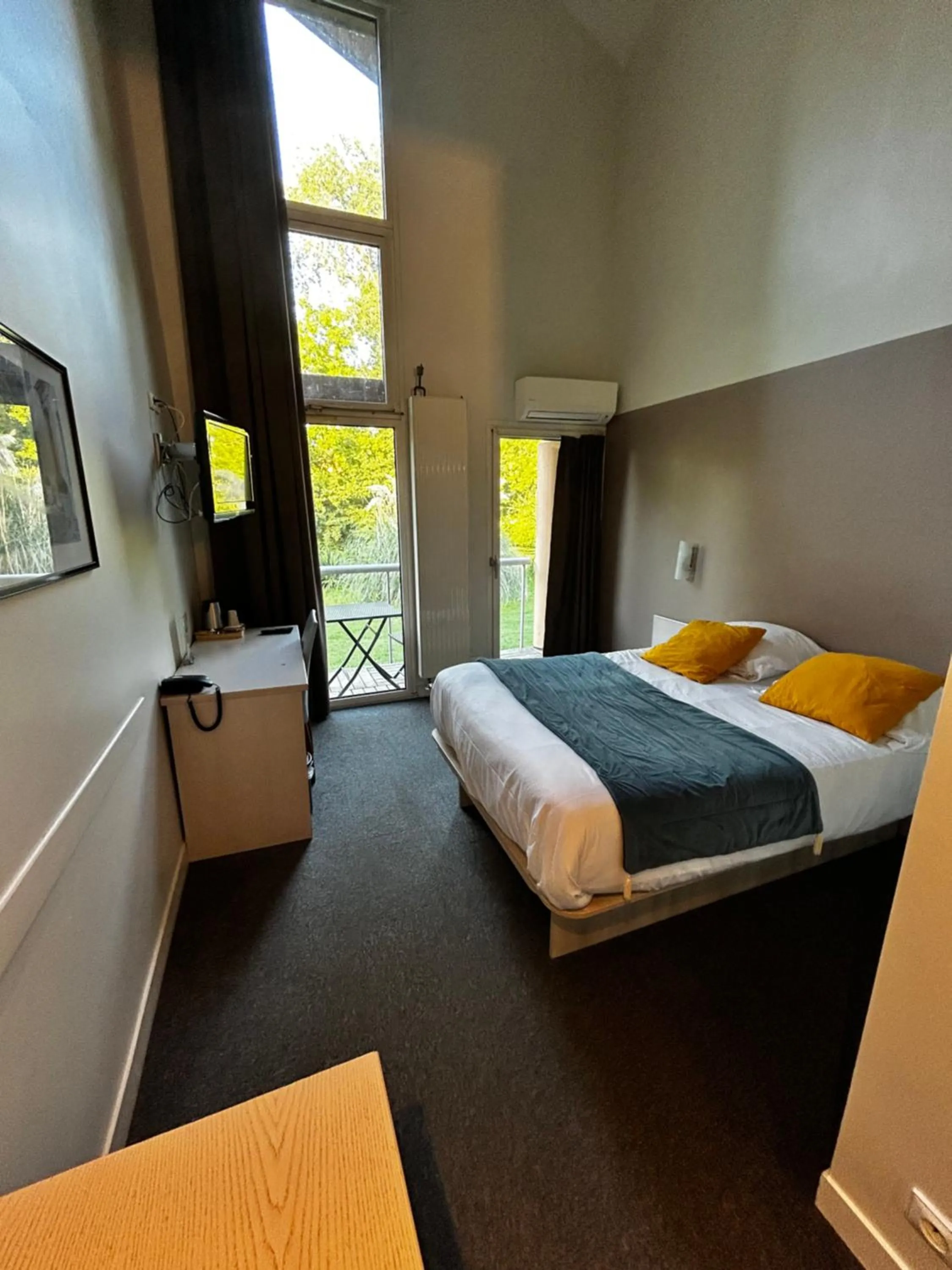 Photo of the whole room, Bed in Hôtel L'ile Du Saussay