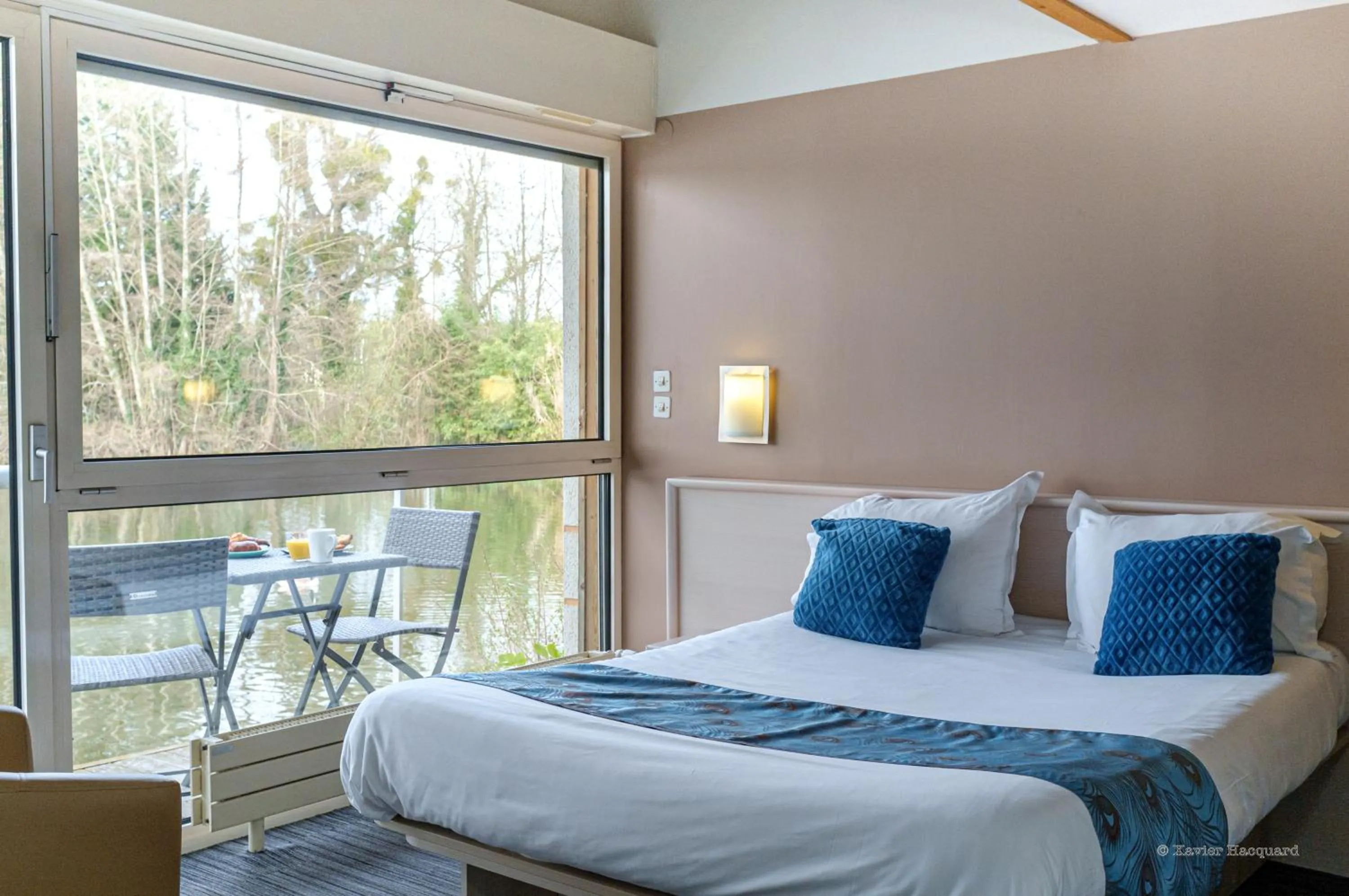 Bedroom, Bed in Hôtel L'ile Du Saussay