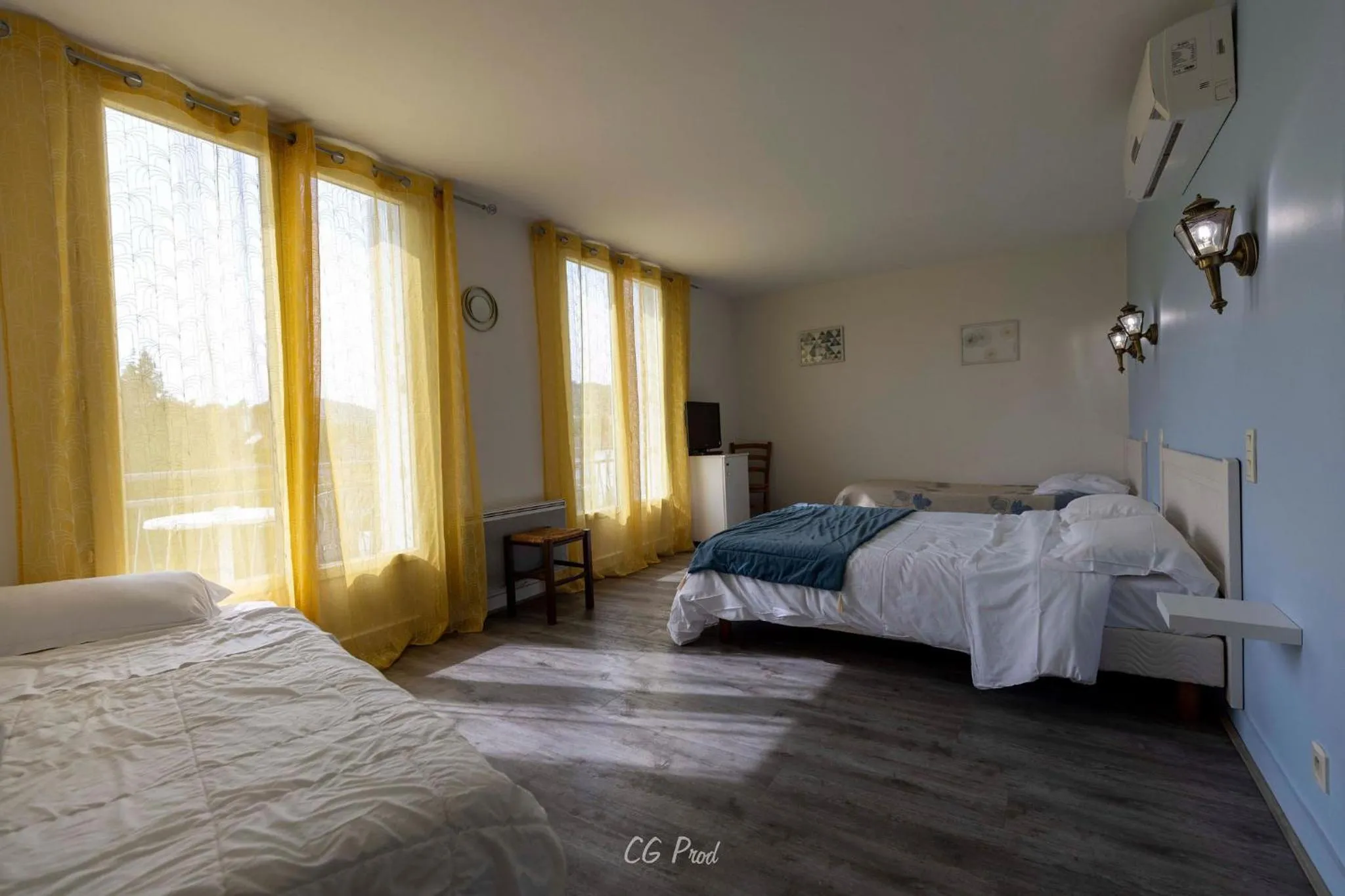 Balcony/Terrace, Bed in Les Ambassadeurs Logis Hotels et Restaurant