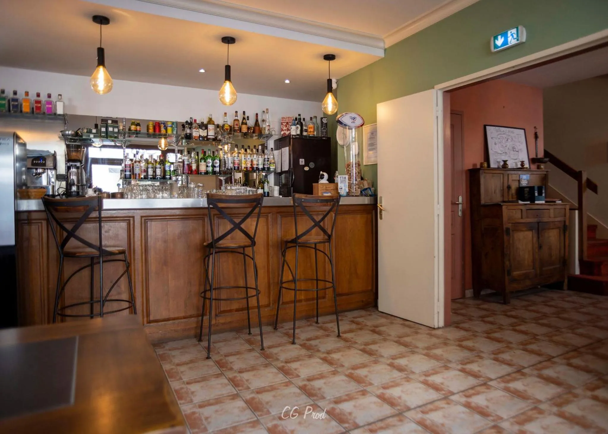 Lounge or bar in Les Ambassadeurs Logis Hotels et Restaurant