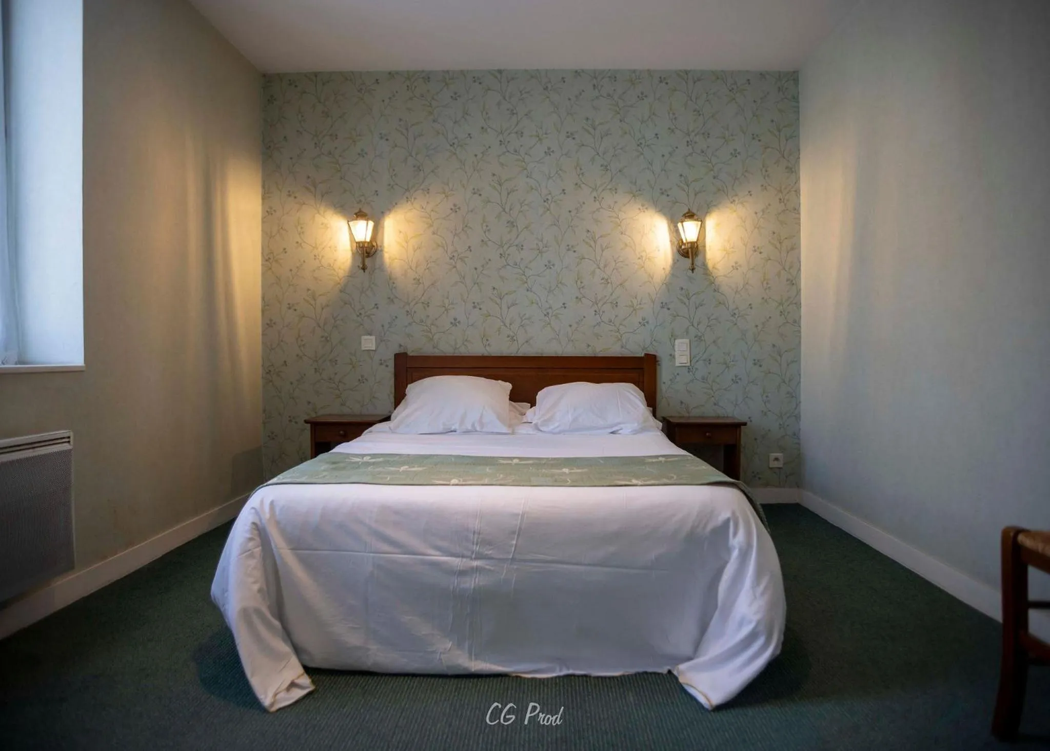 Bed in Les Ambassadeurs Logis Hotels et Restaurant